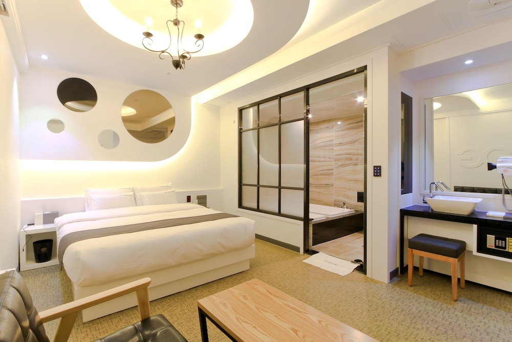 Deluxe Room - Photo 15