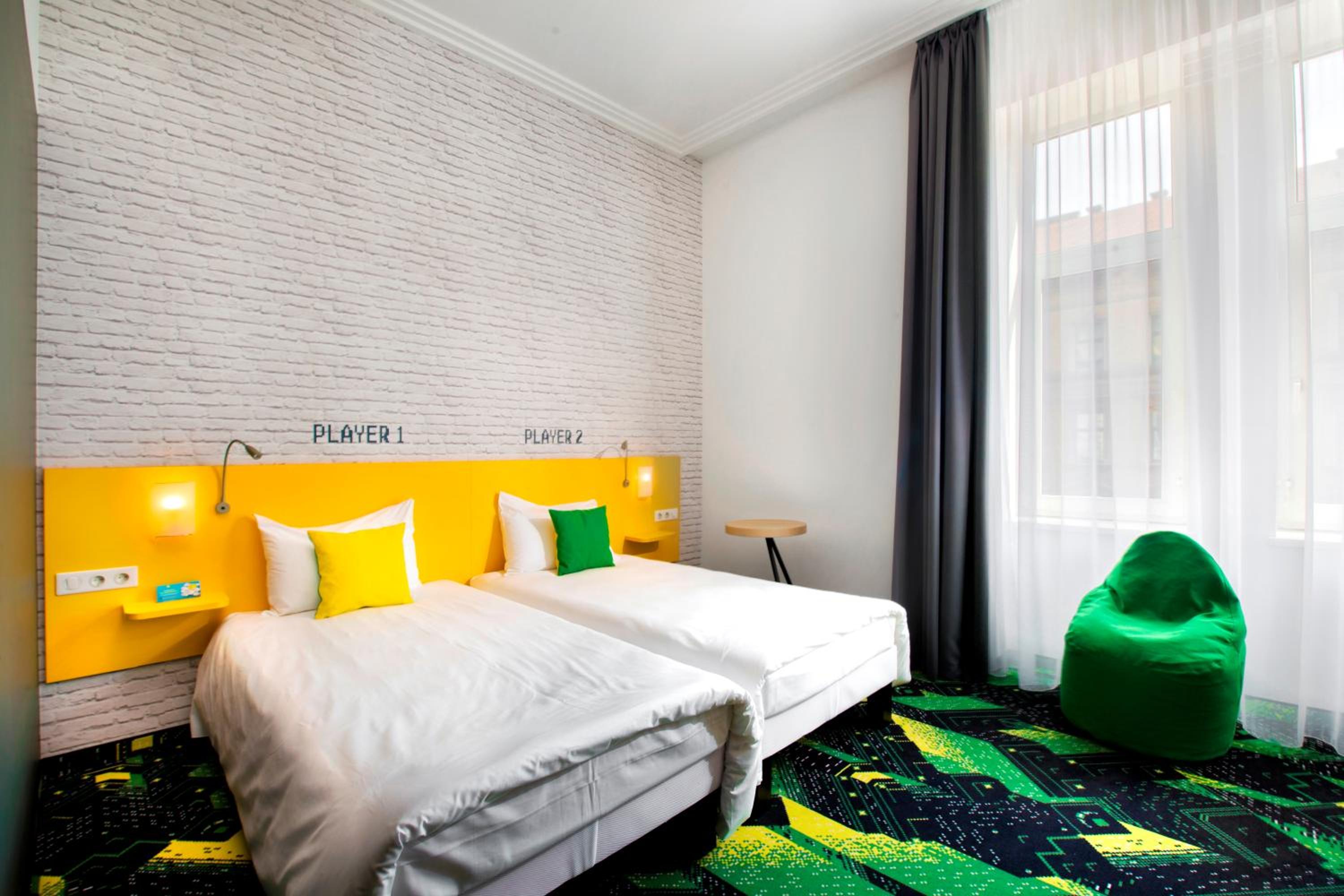 Design Room with 2 Single Beds thumbnail 6