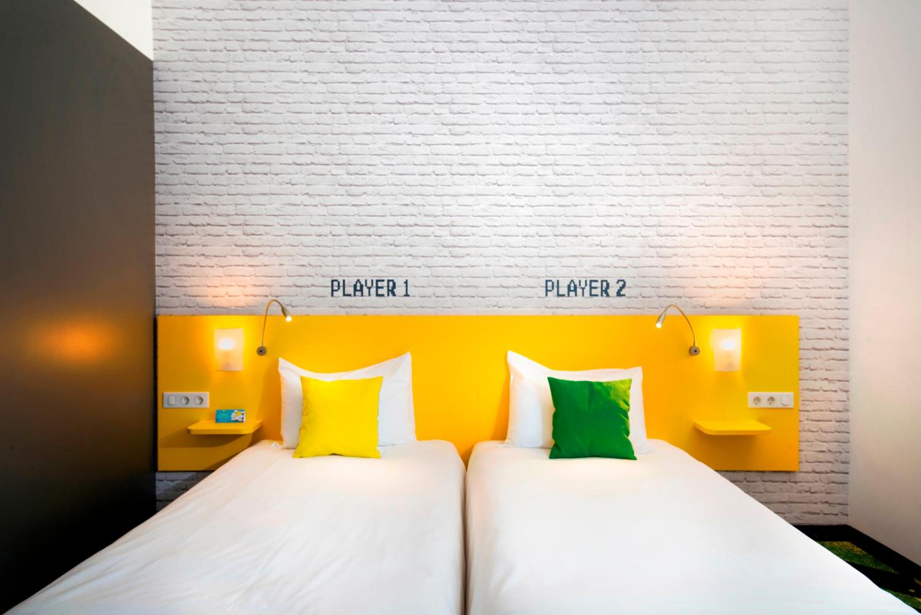 Design Room with 2 Single Beds - Photo 12