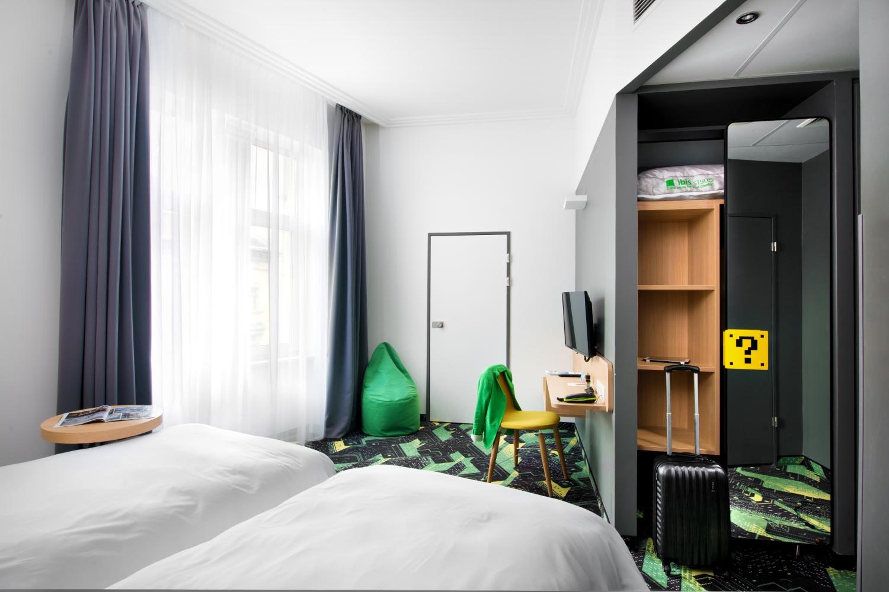 Design Room with 2 Single Beds