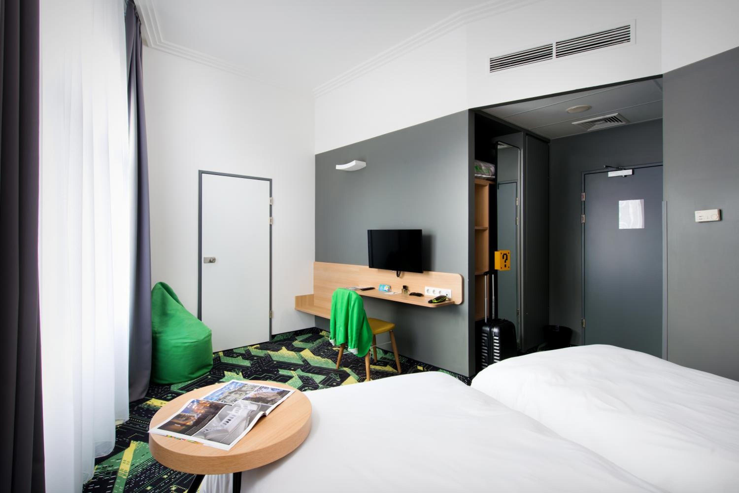 Design Room with 2 Single Beds