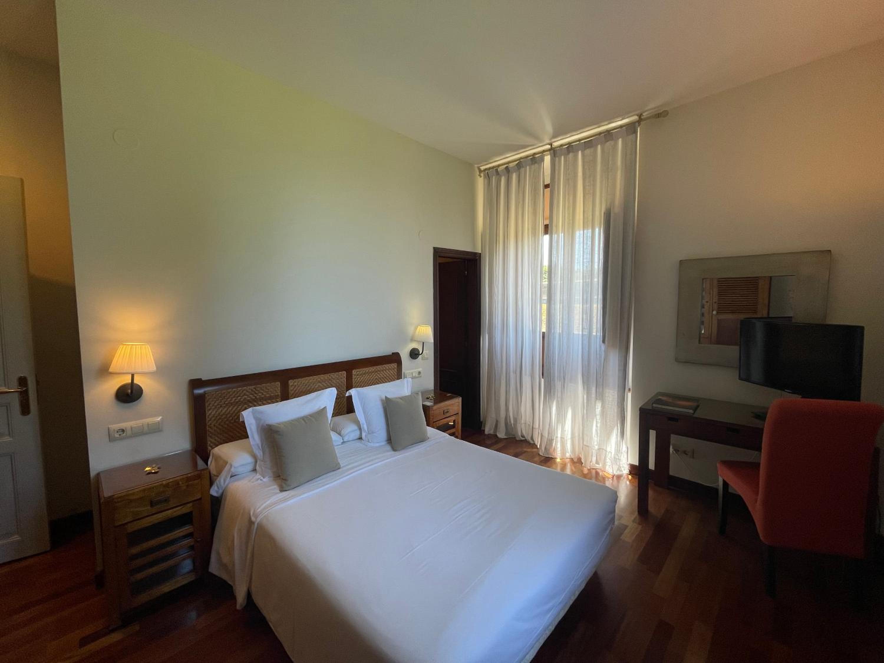 Standard Queen Room