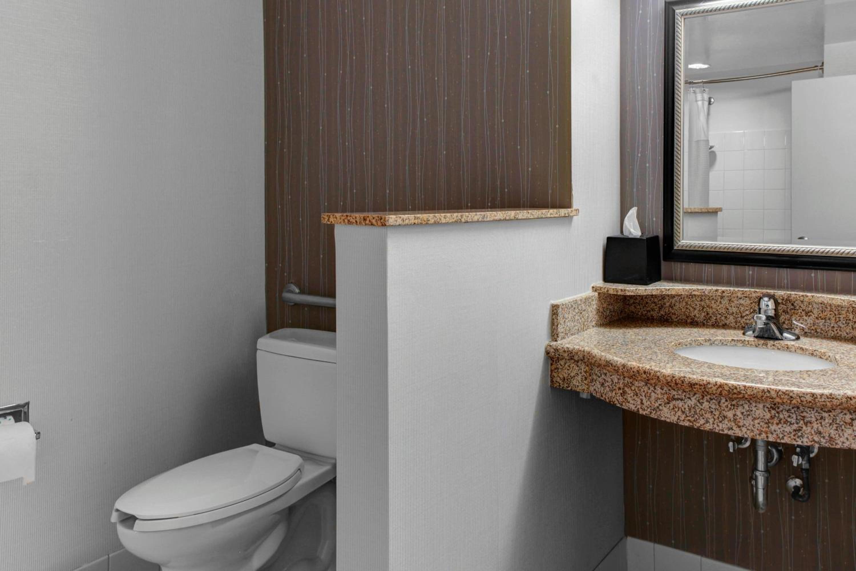 Queen Room with Two Queen Beds and Adapted Tub - Mobility and Hearing Accessible - Photo 6