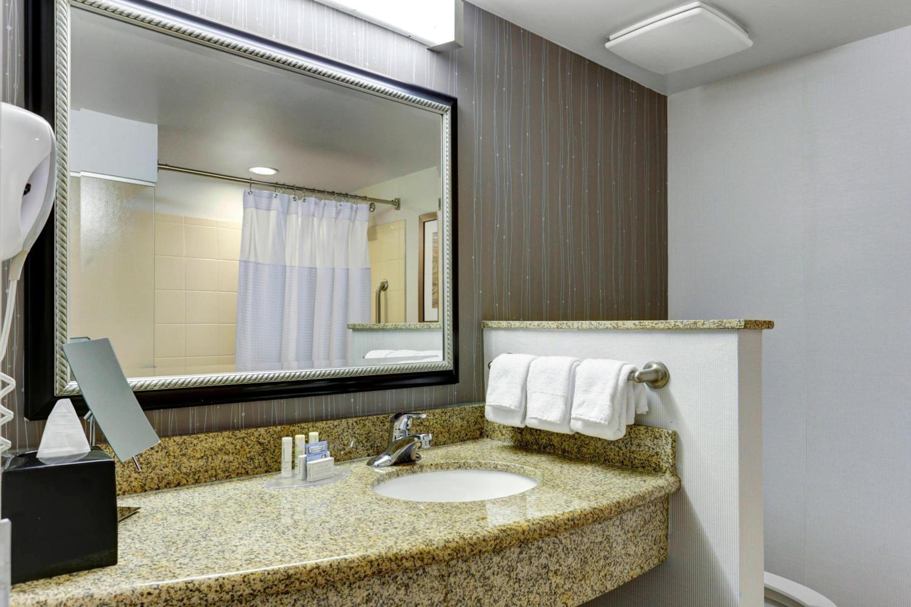 Queen Room with Two Queen Beds and Adapted Tub - Mobility and Hearing Accessible - Photo 5