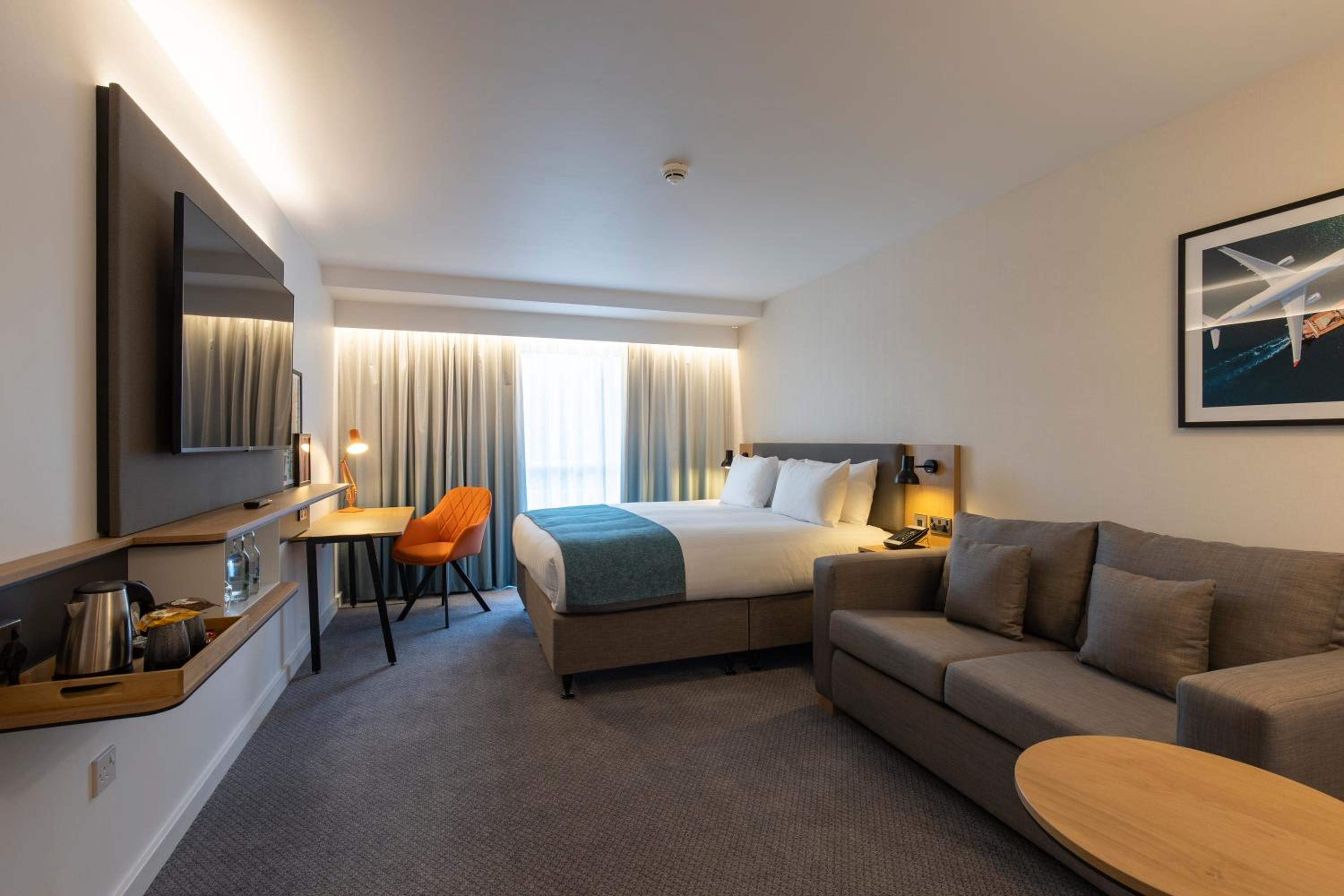 Standard Super King Room with Double Sofa Bed - Photo 1
