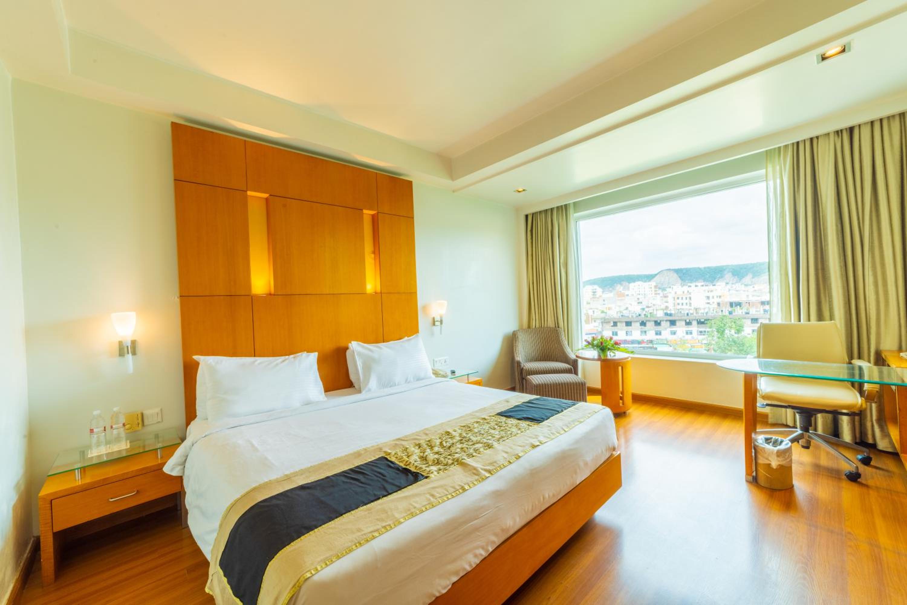 Deluxe Double Room: Enjoy a Buy One Get One offer at Fire Ball Bar (11 AM - 8 PM) on House Brand, 20% off on Food & Soft Beverages and Spa, Early checkin Available up to 2 hours (subject to availability) - Photo 5