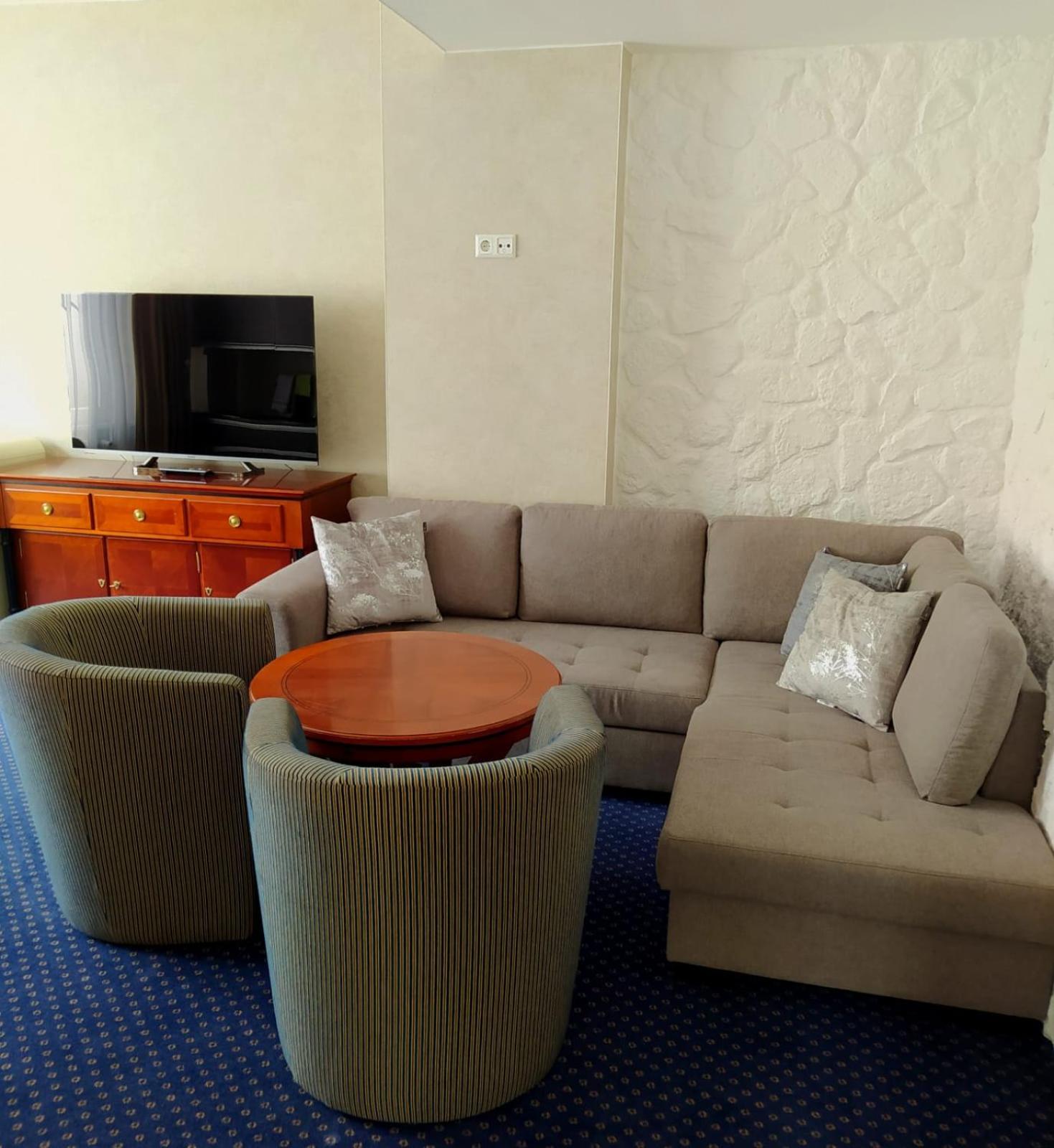 One-Bedroom Apartment photo 2