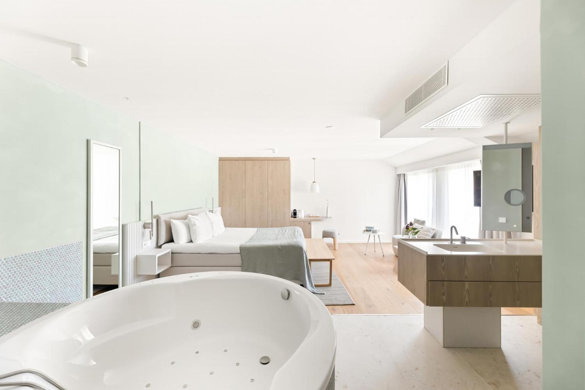 Deluxe room with spa bath photo 2