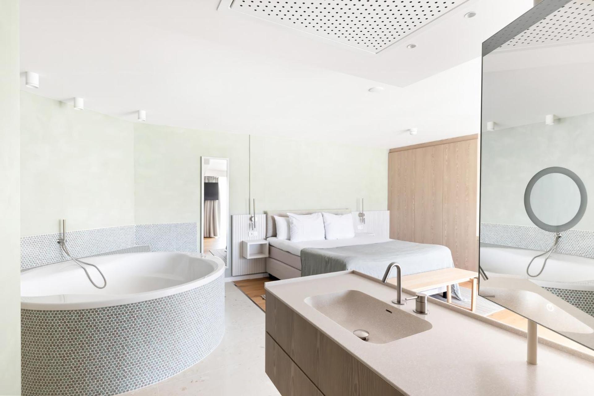 Deluxe room with spa bath