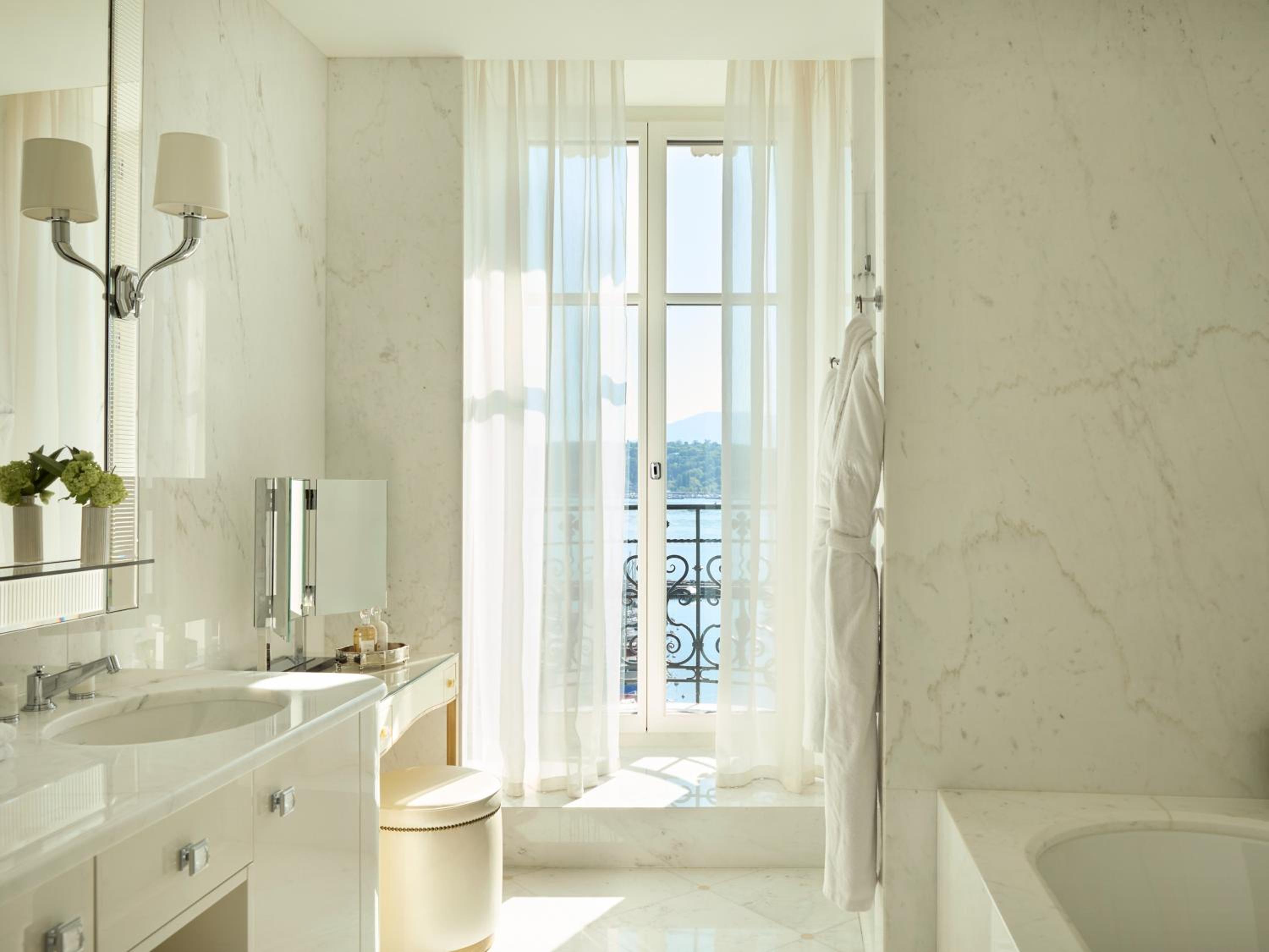 Suite with Balcony thumbnail 6