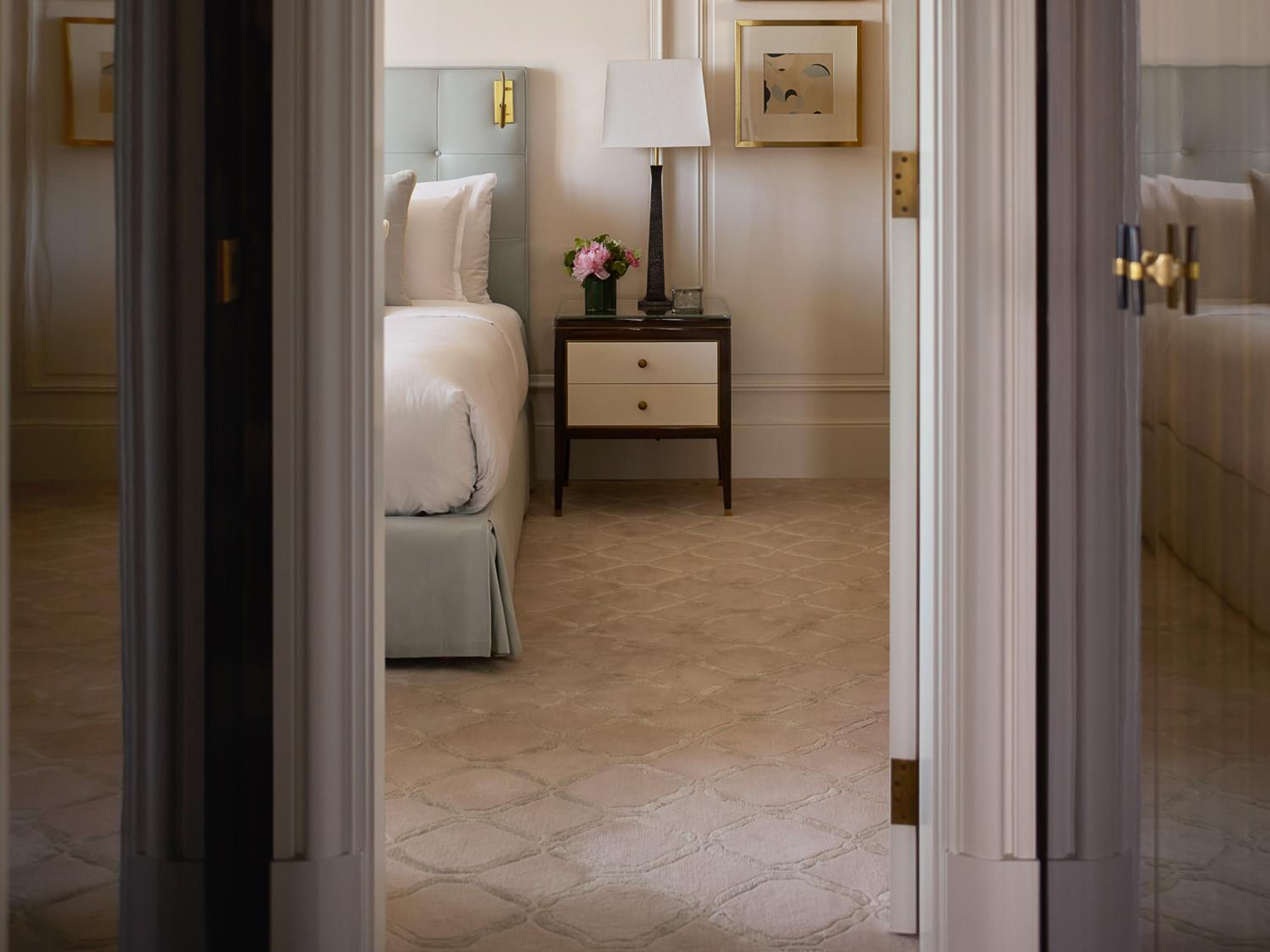 Suite with Lake View thumbnail 6