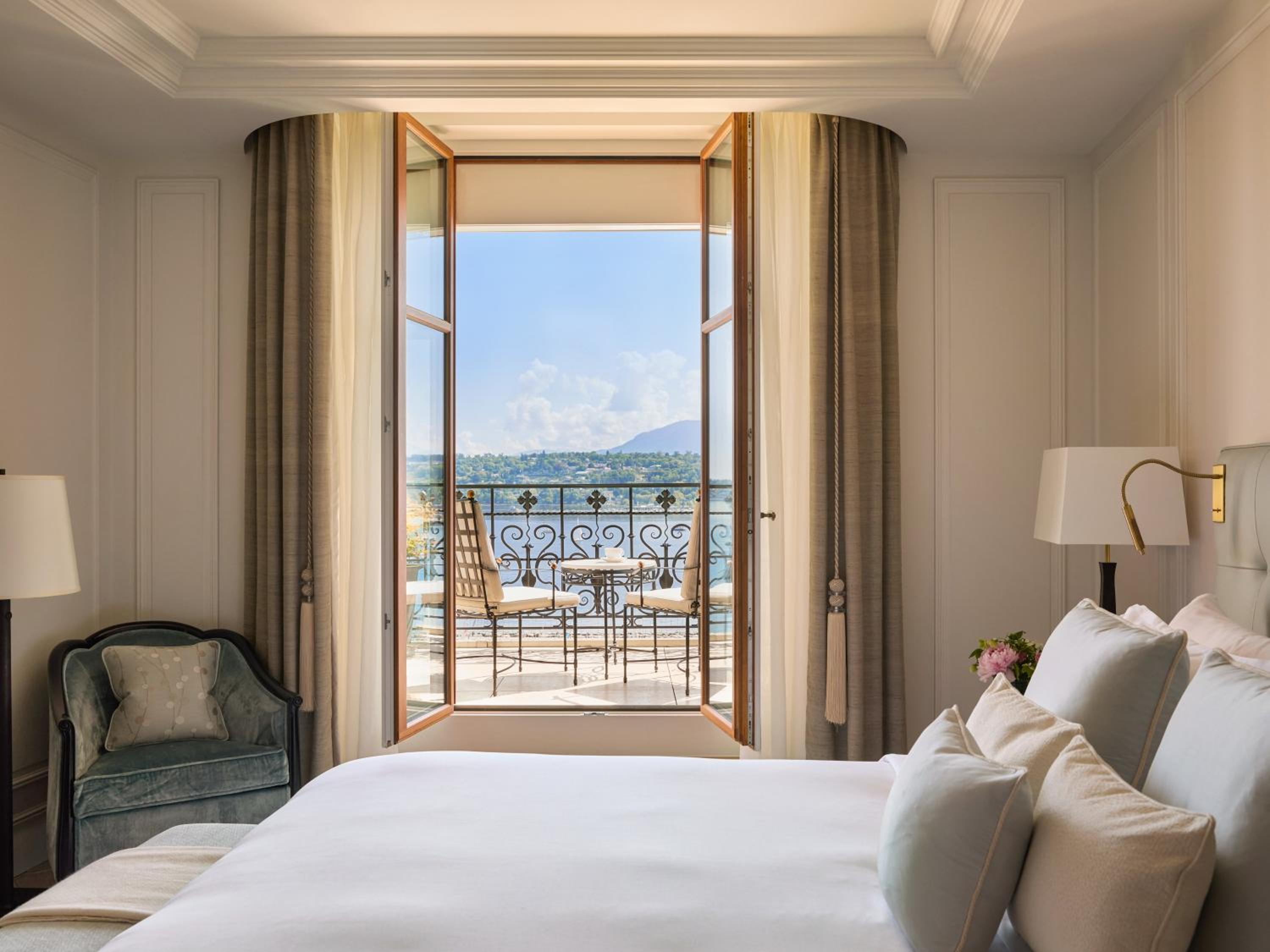 Suite with Lake View thumbnail 5