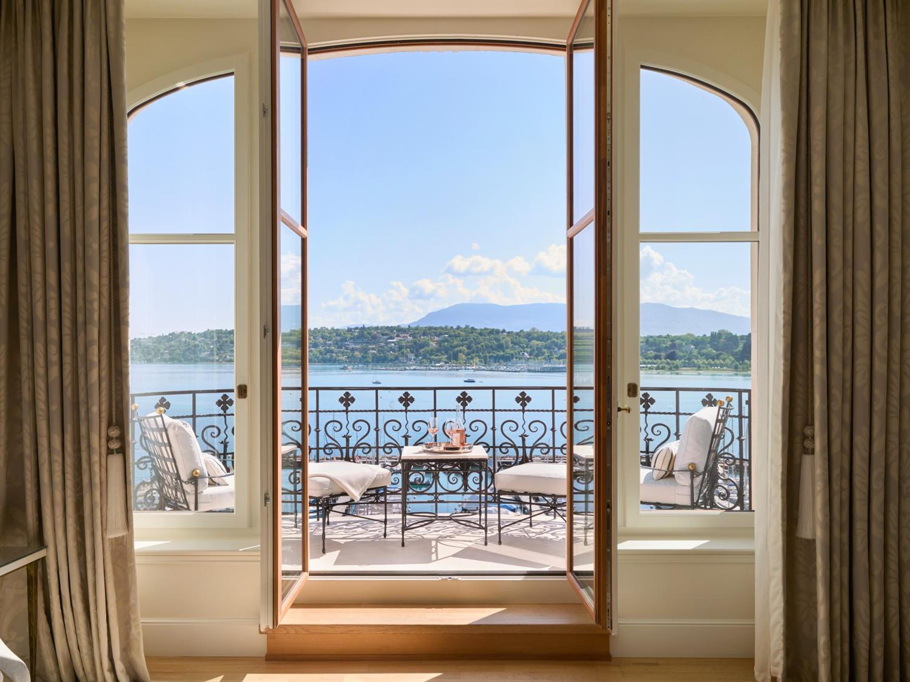 Suite with Lake View