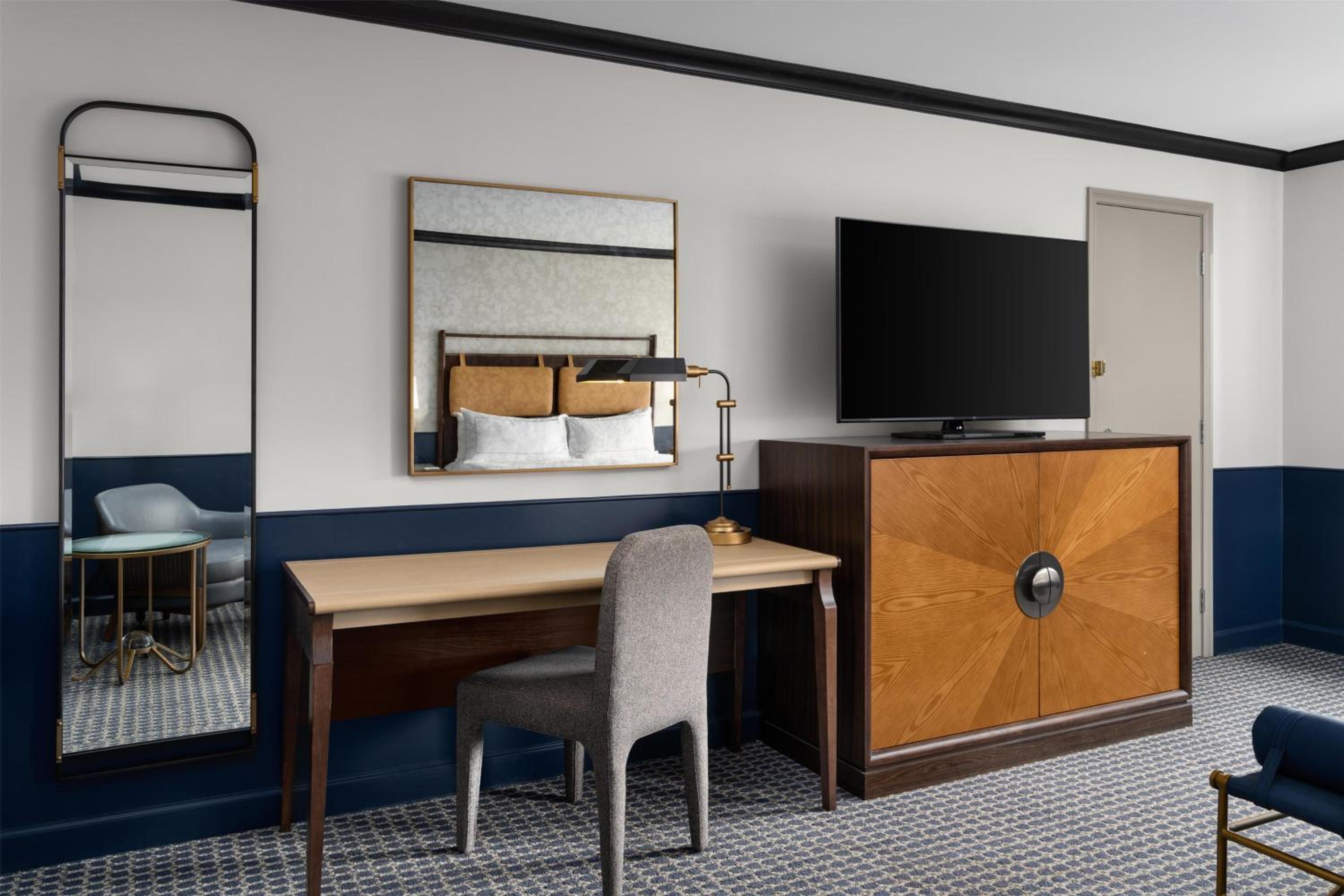 Superior King Room with Wet Bar Sink - Photo 2