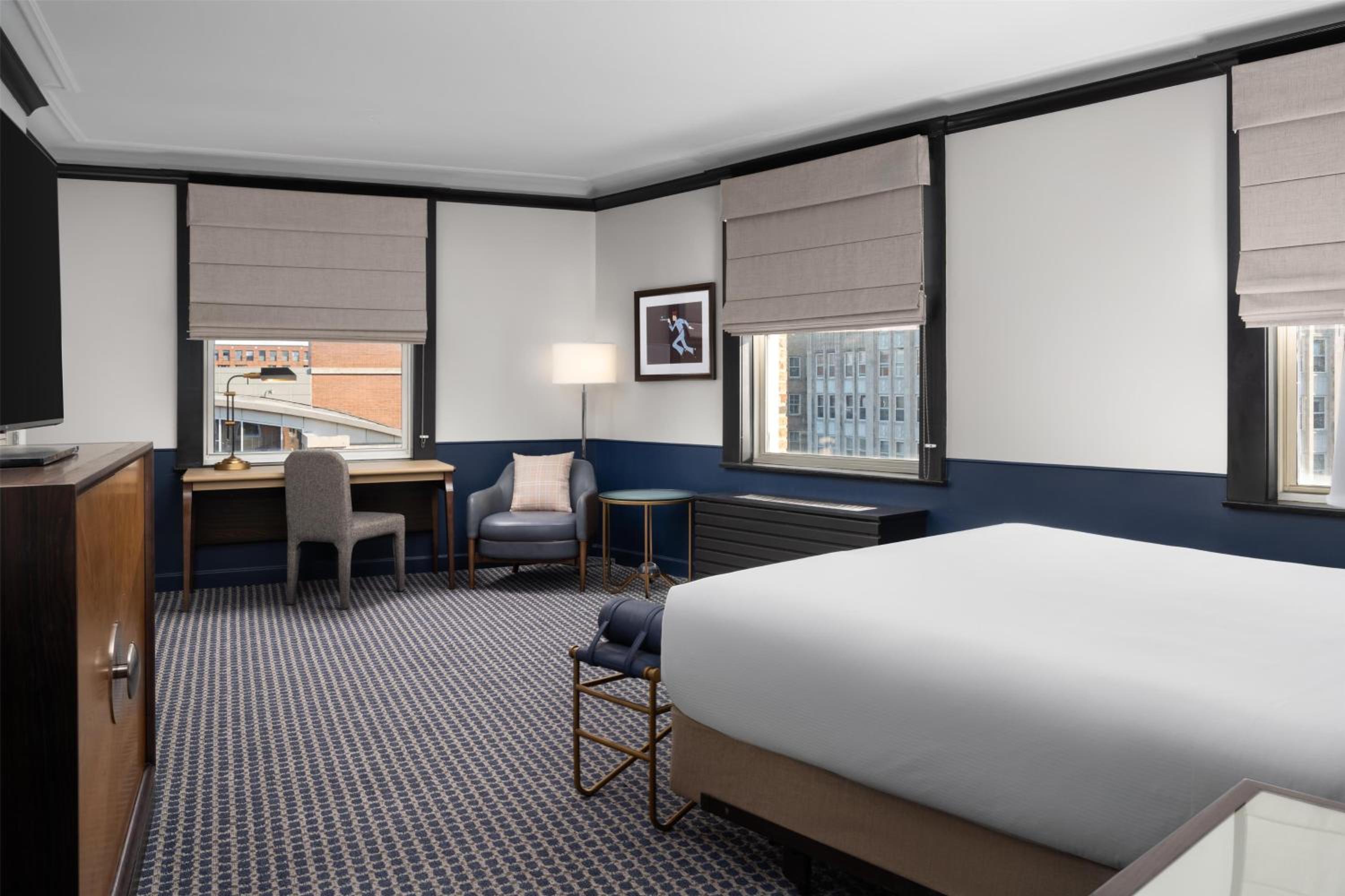 Superior King Corner Room with City View - Photo 2