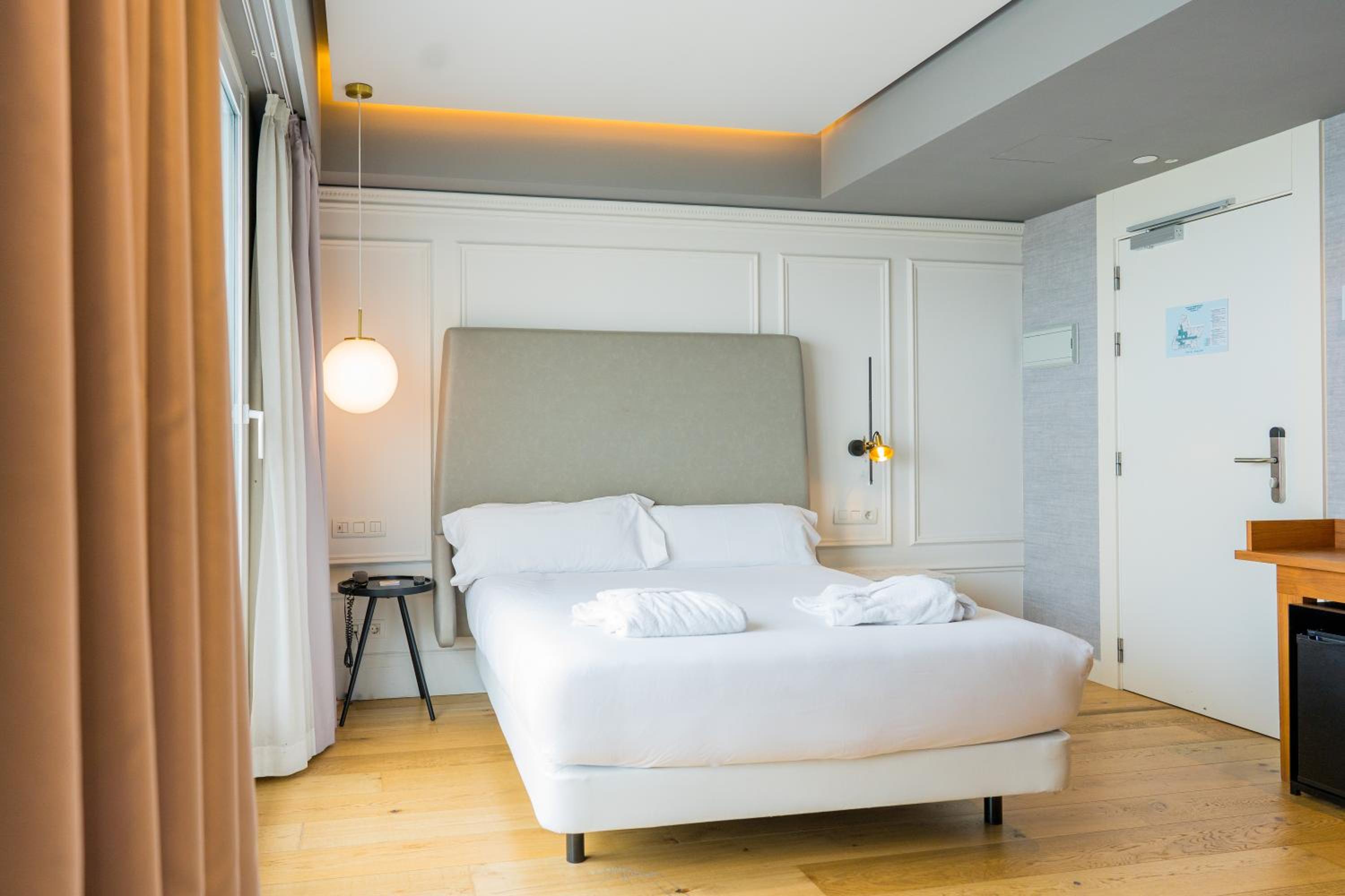 Deluxe Double Room with Balcony and Sea View