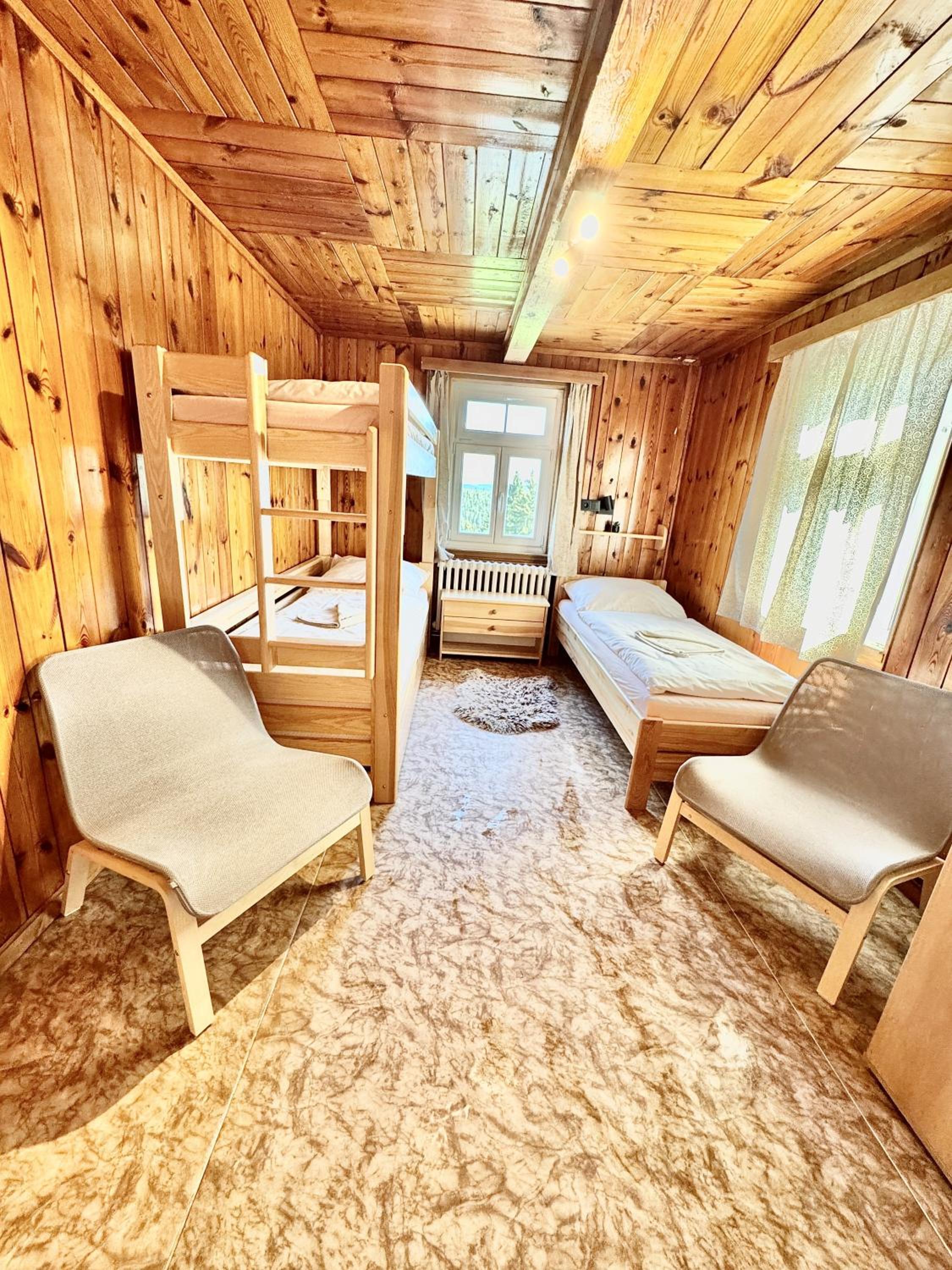 Family Room with Private Bathroom photo 2