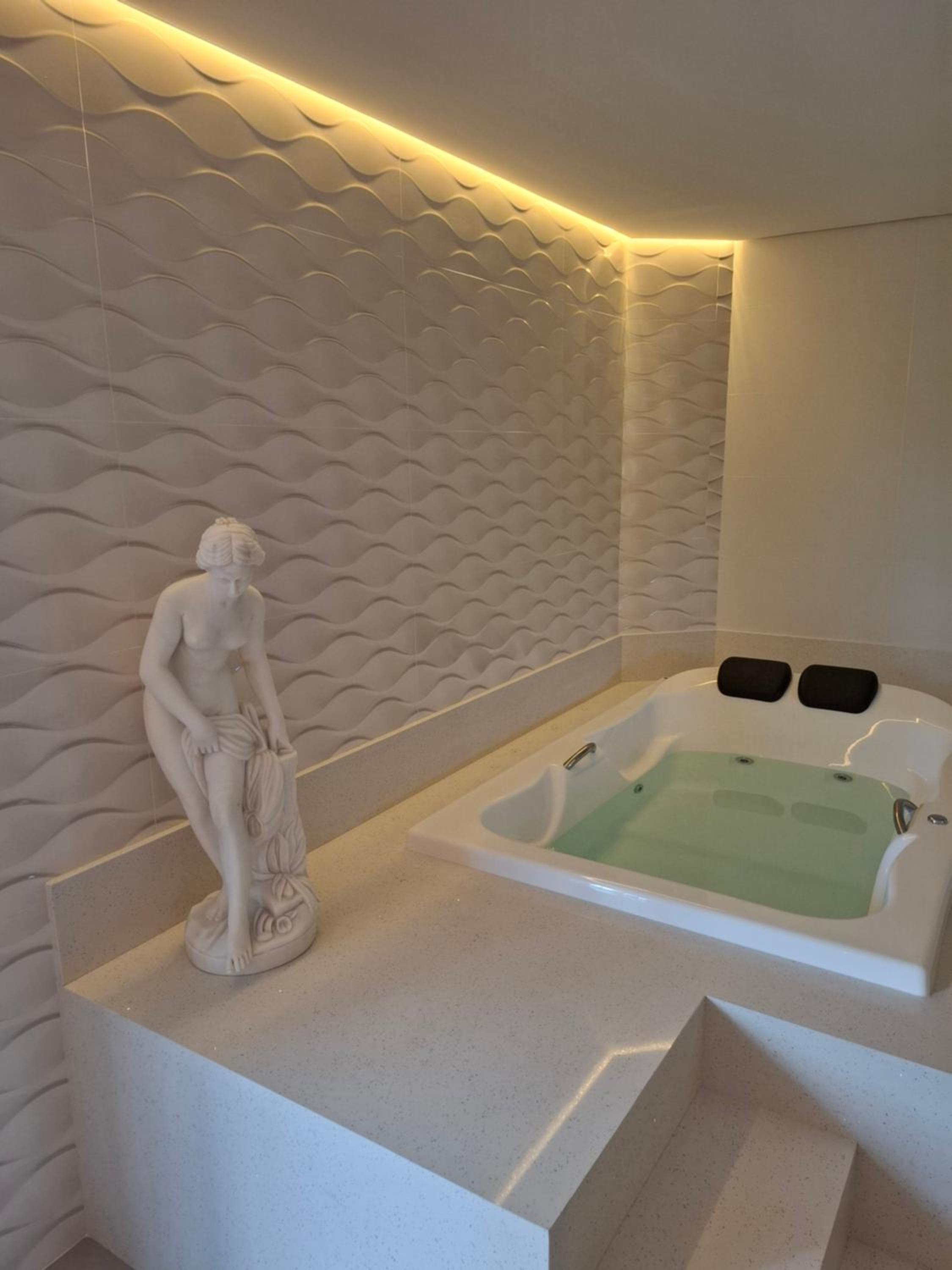 Deluxe Suite with Spa Bath photo 1