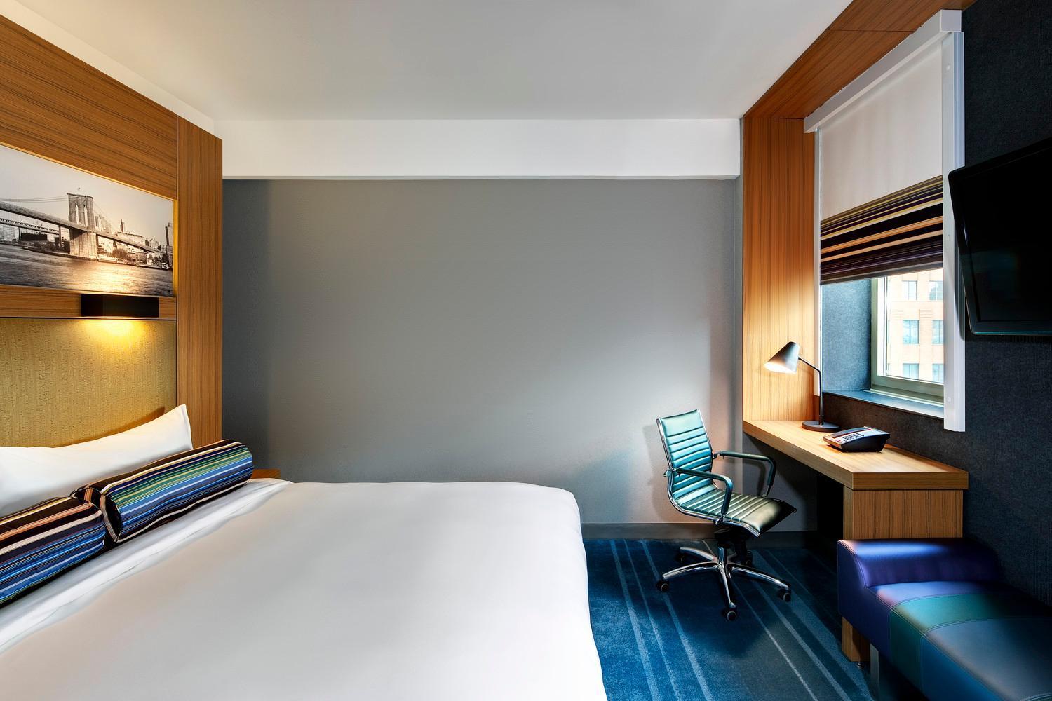 King Room - Mobility and Hearing Accessible with Roll-in Shower photo 2
