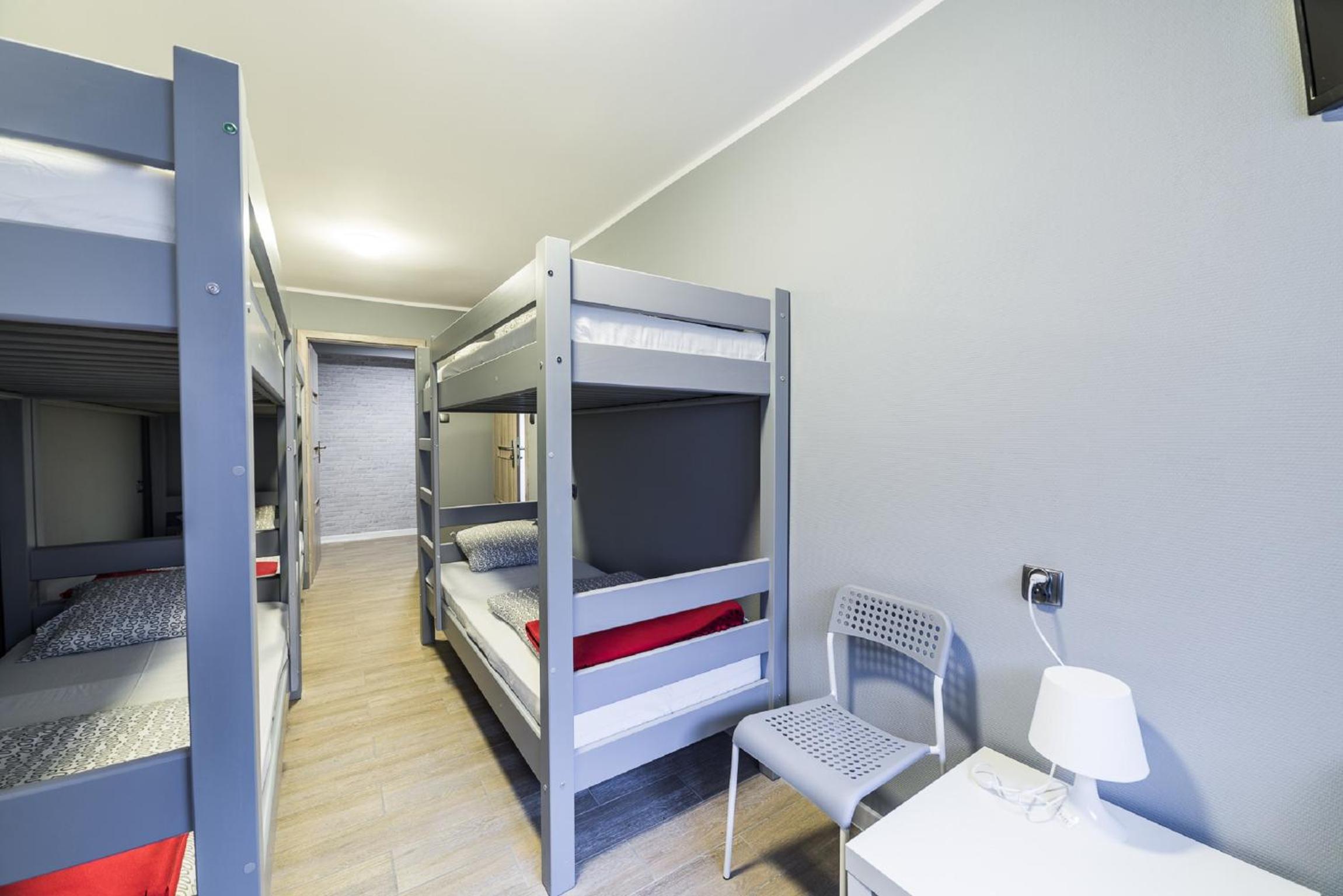 Six-Person Room with Private Bathroom - Photo 12