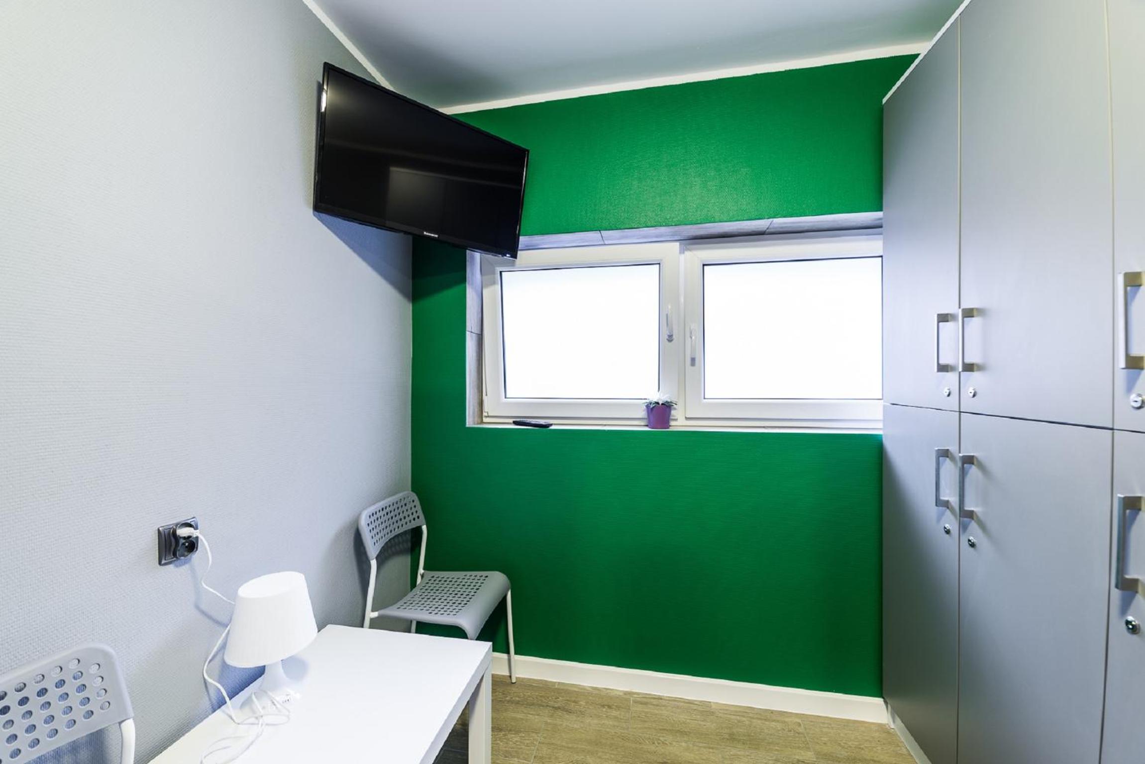 Six-Person Room with Private Bathroom - Photo 11