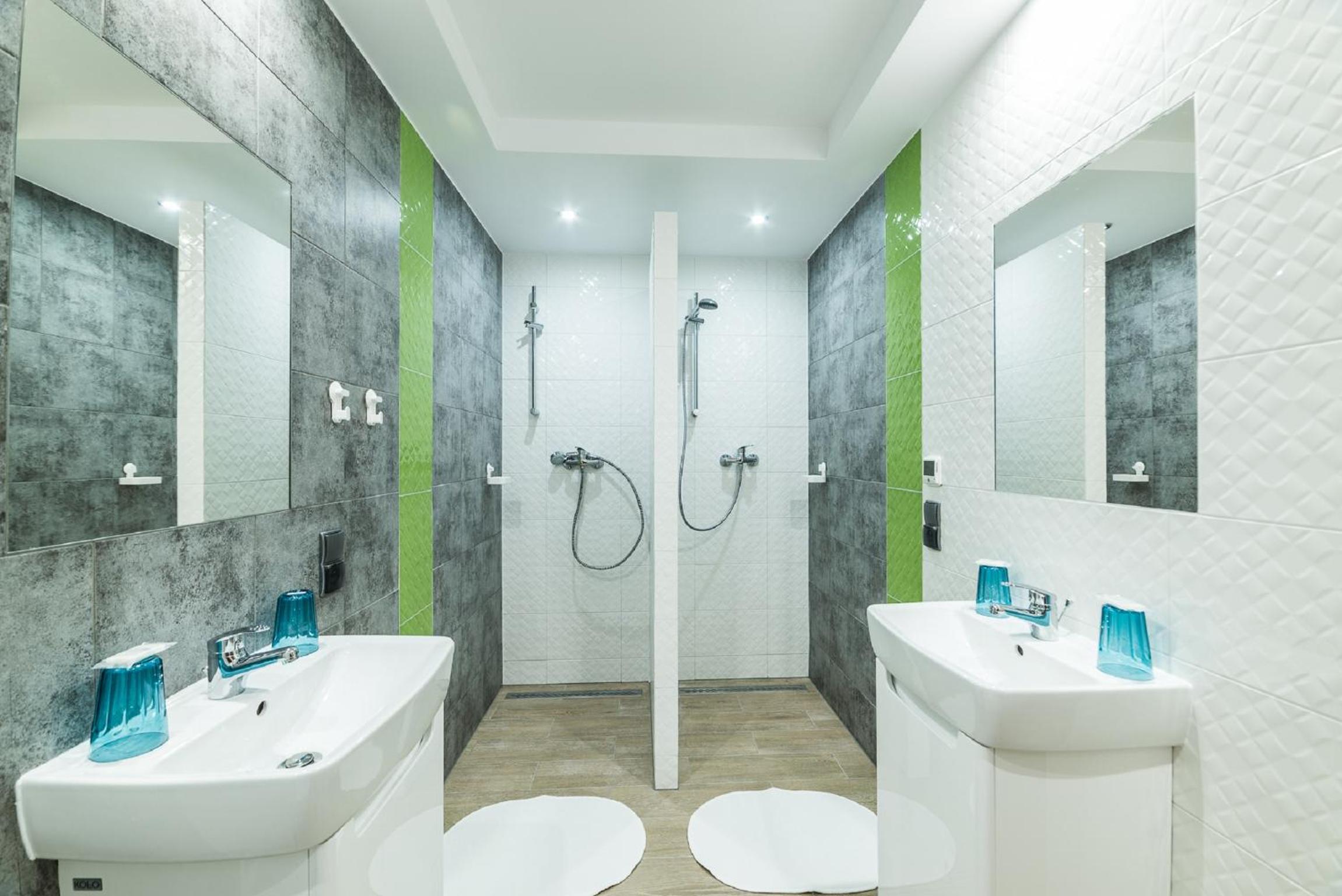 Six-Person Room with Private Bathroom - Photo 10