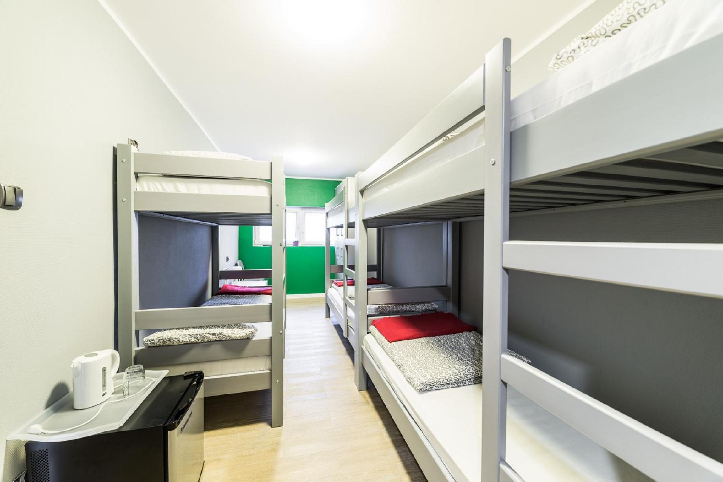 Six-Person Room with Private Bathroom - Photo 9