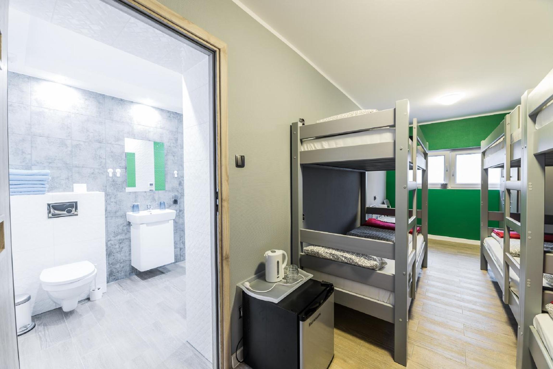 Six-Person Room with Private Bathroom - Photo 1