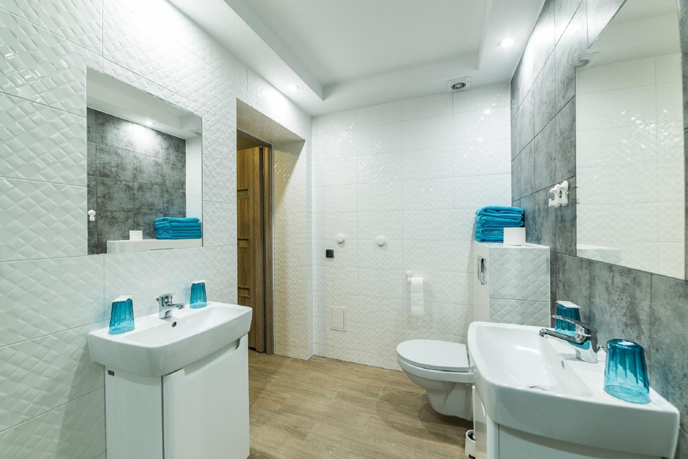 Six-Person Room with Private Bathroom - Photo 20
