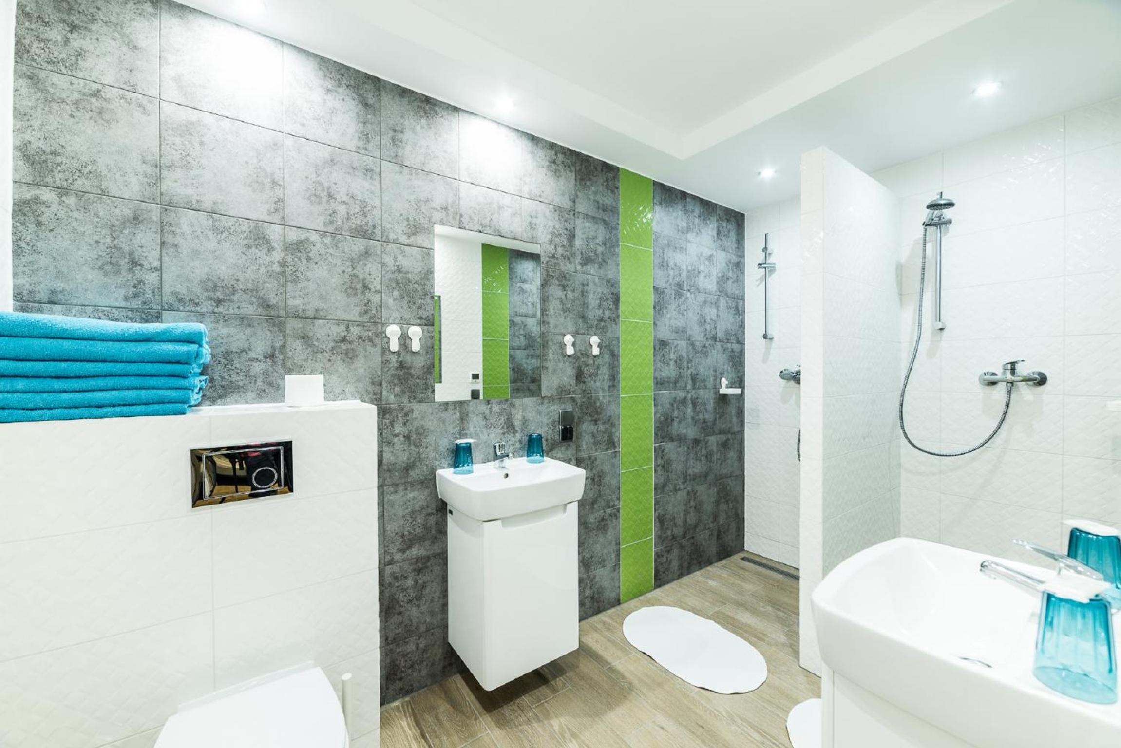 Six-Person Room with Private Bathroom - Photo 21
