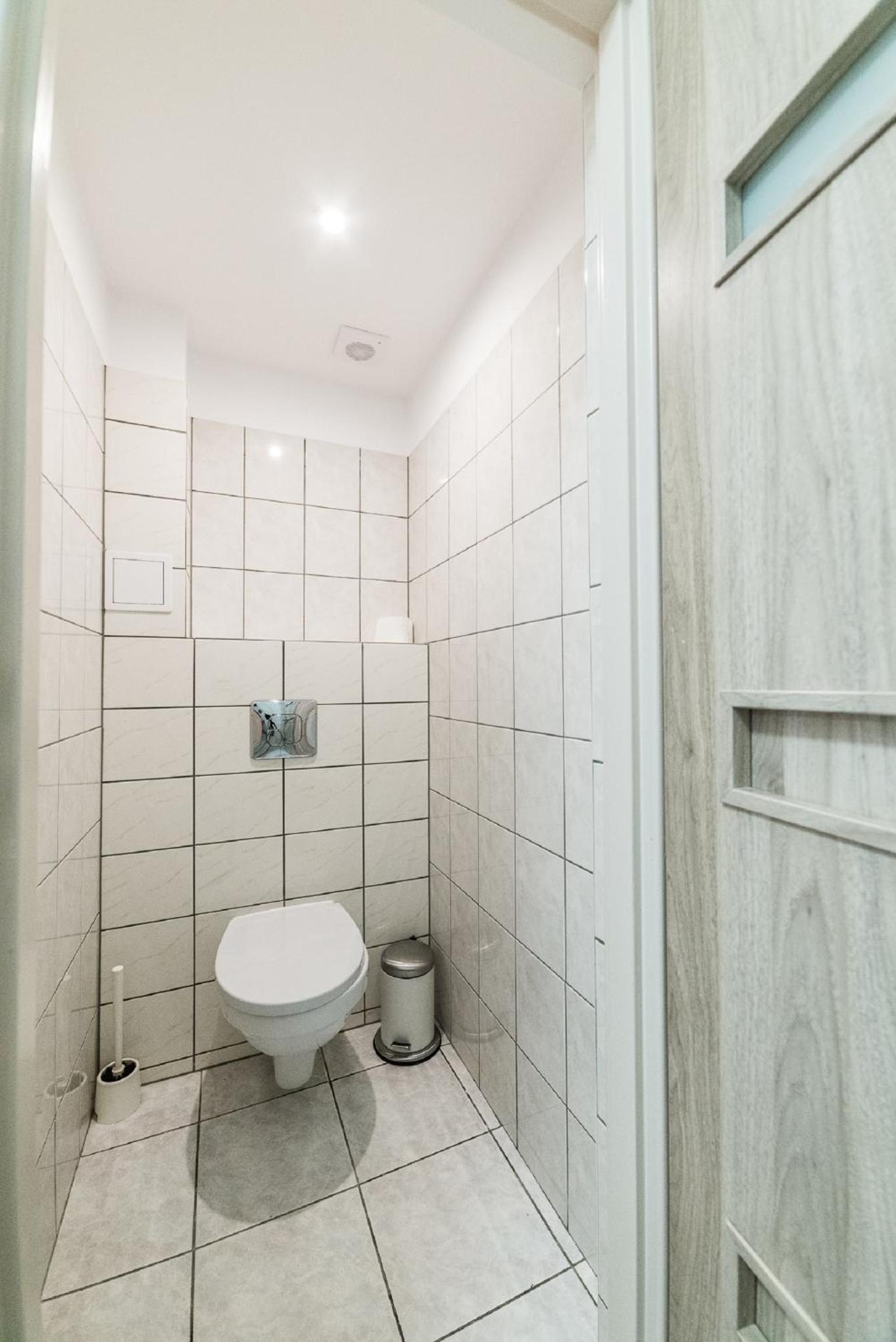 Six-Person Room with Private Bathroom - Photo 13