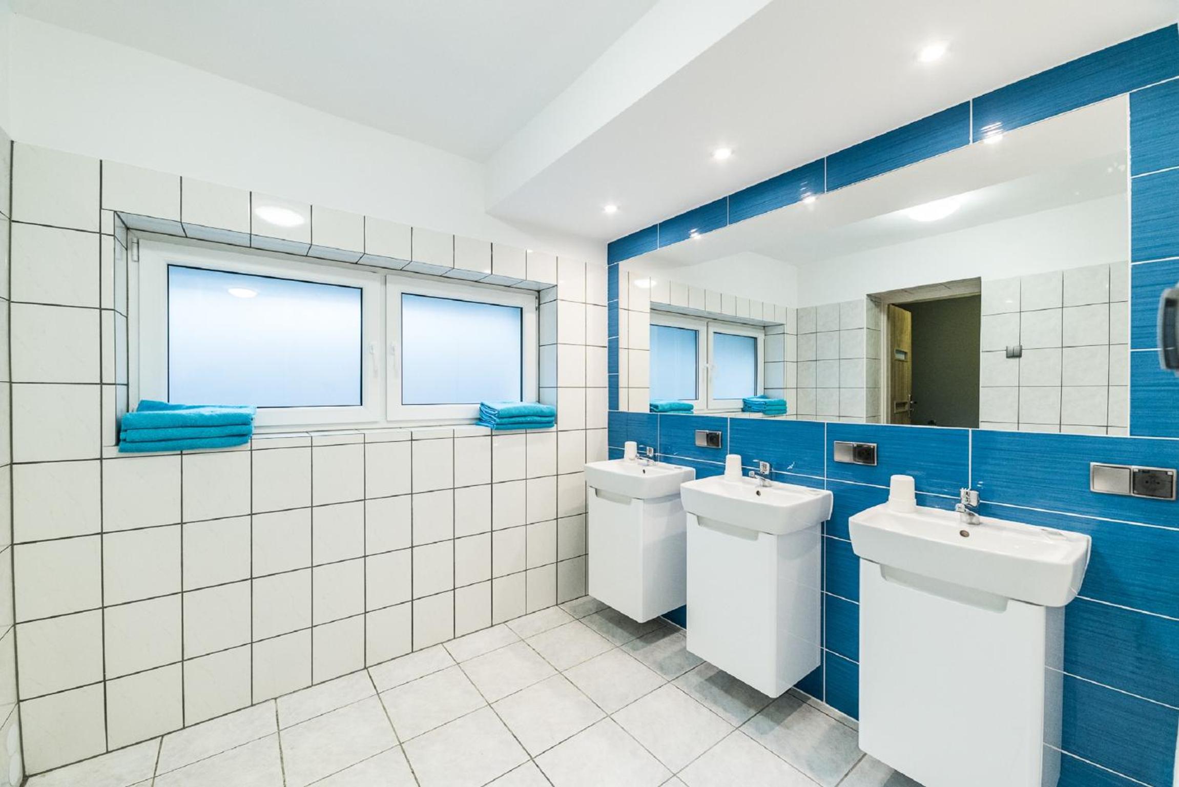 Six-Person Room with Private Bathroom - Photo 14