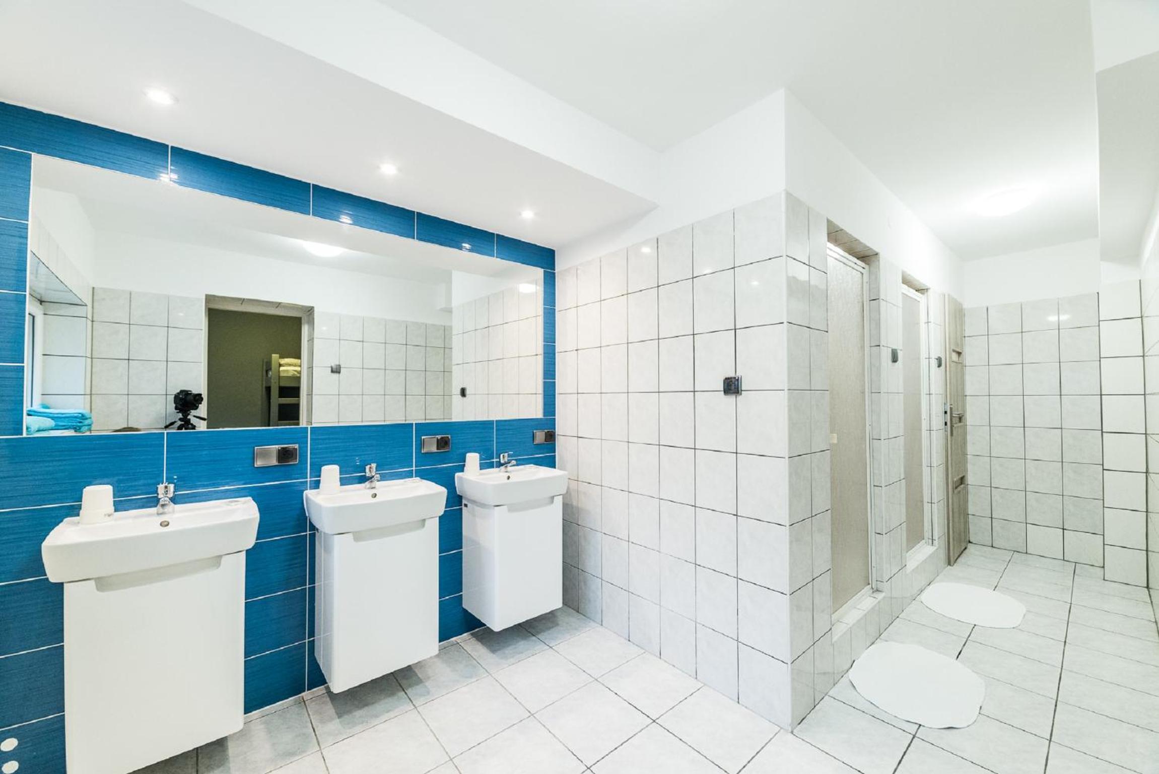 Six-Person Room with Private Bathroom - Photo 15