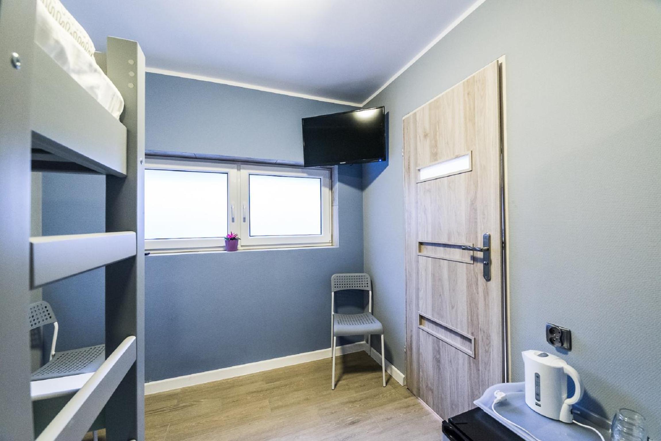 Six-Person Room with Private Bathroom - Photo 16