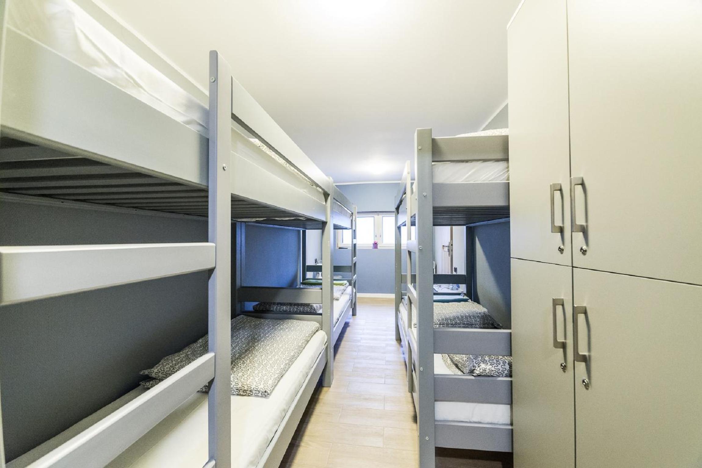 Six-Person Room with Private Bathroom - Photo 17
