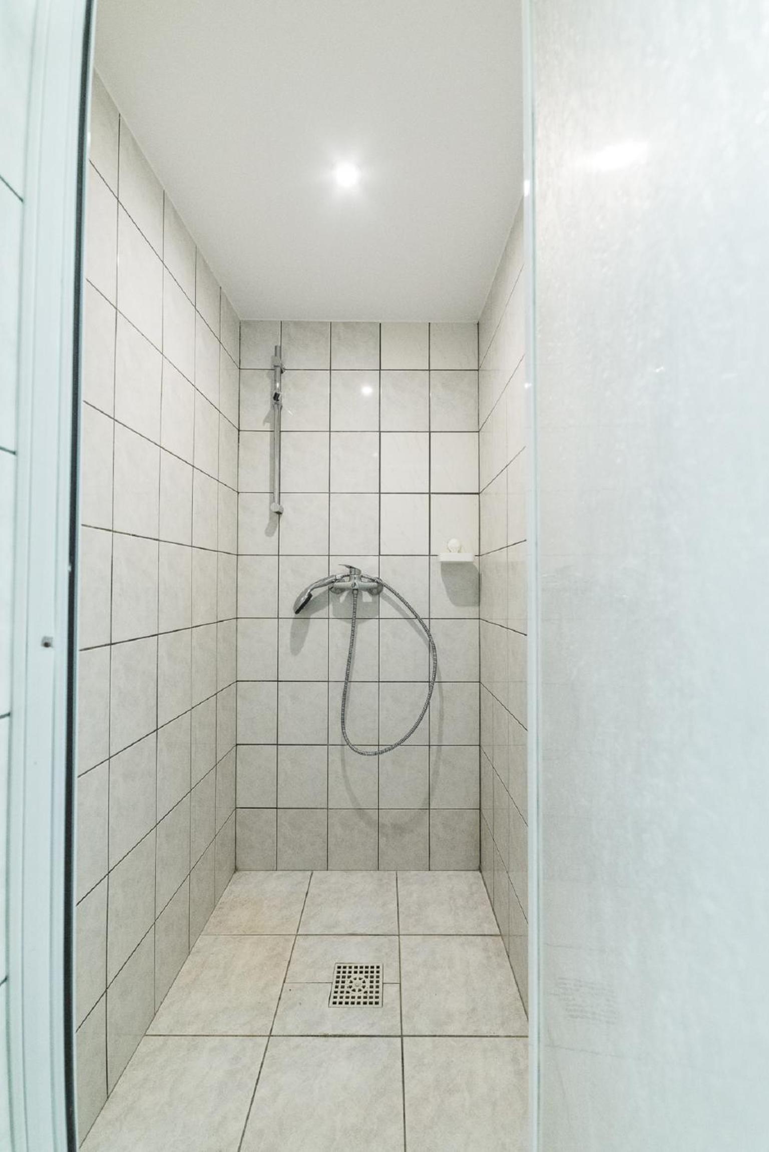 Six-Person Room with Private Bathroom - Photo 18