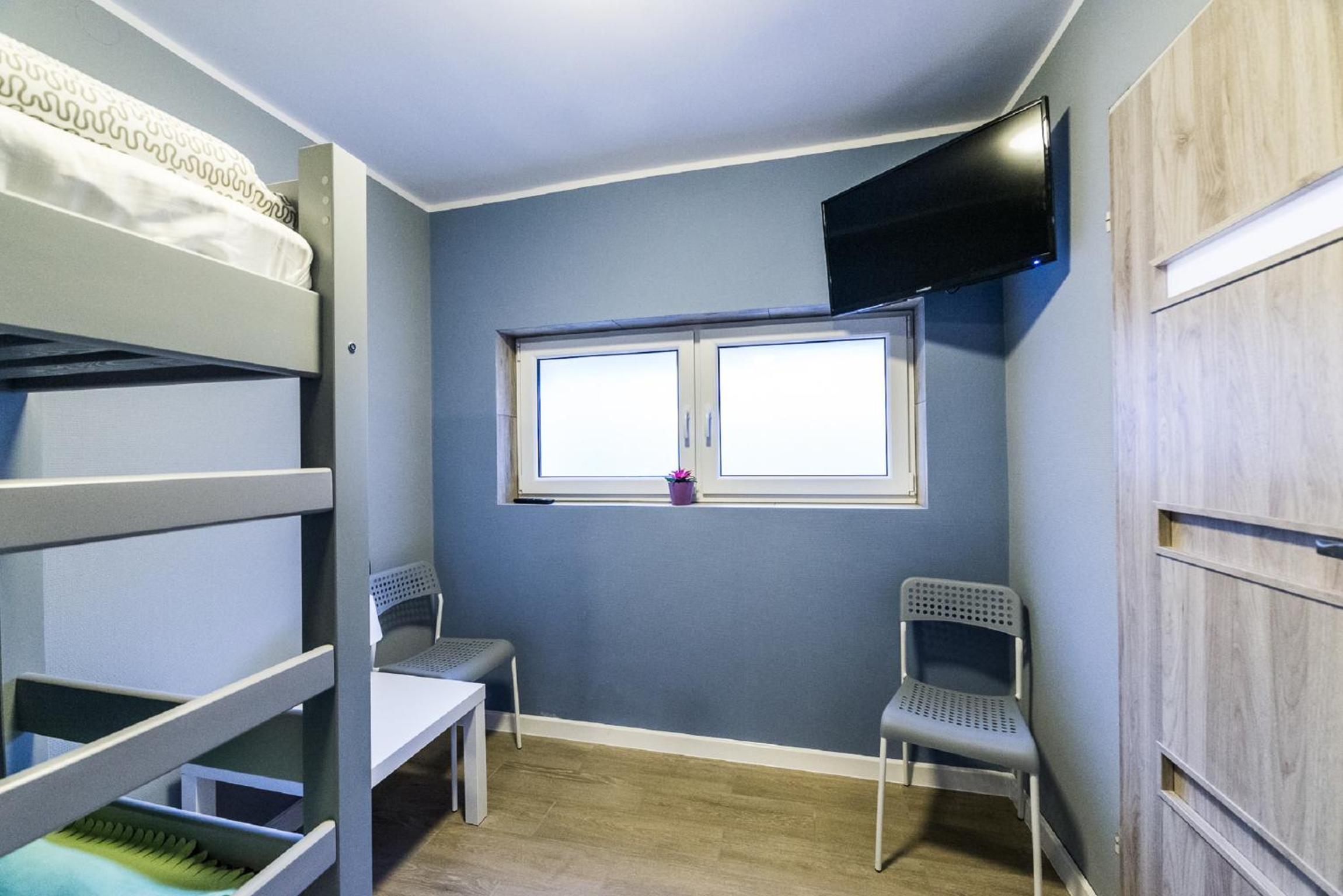 Six-Person Room with Private Bathroom - Photo 2