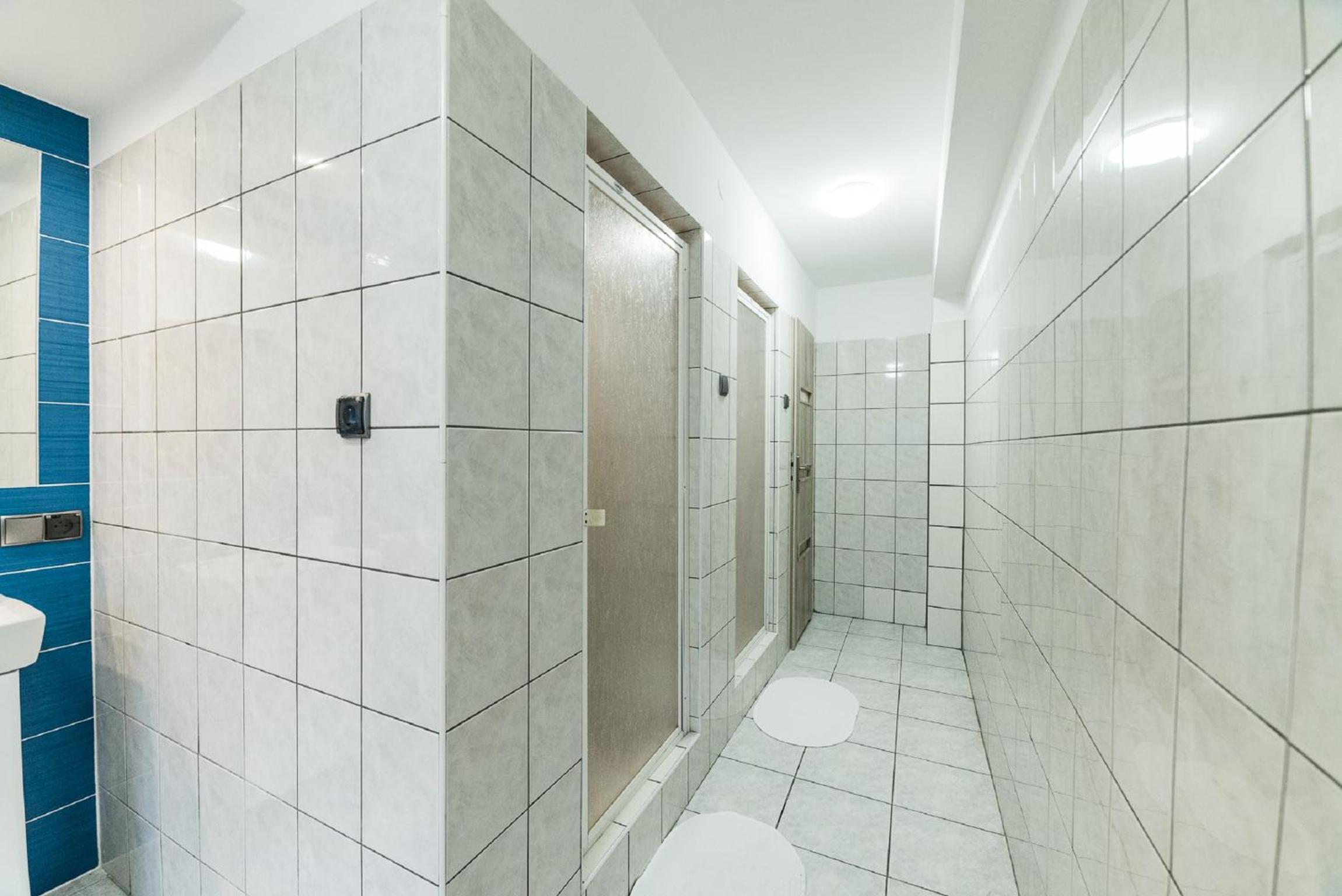 Six-Person Room with Private Bathroom - Photo 19
