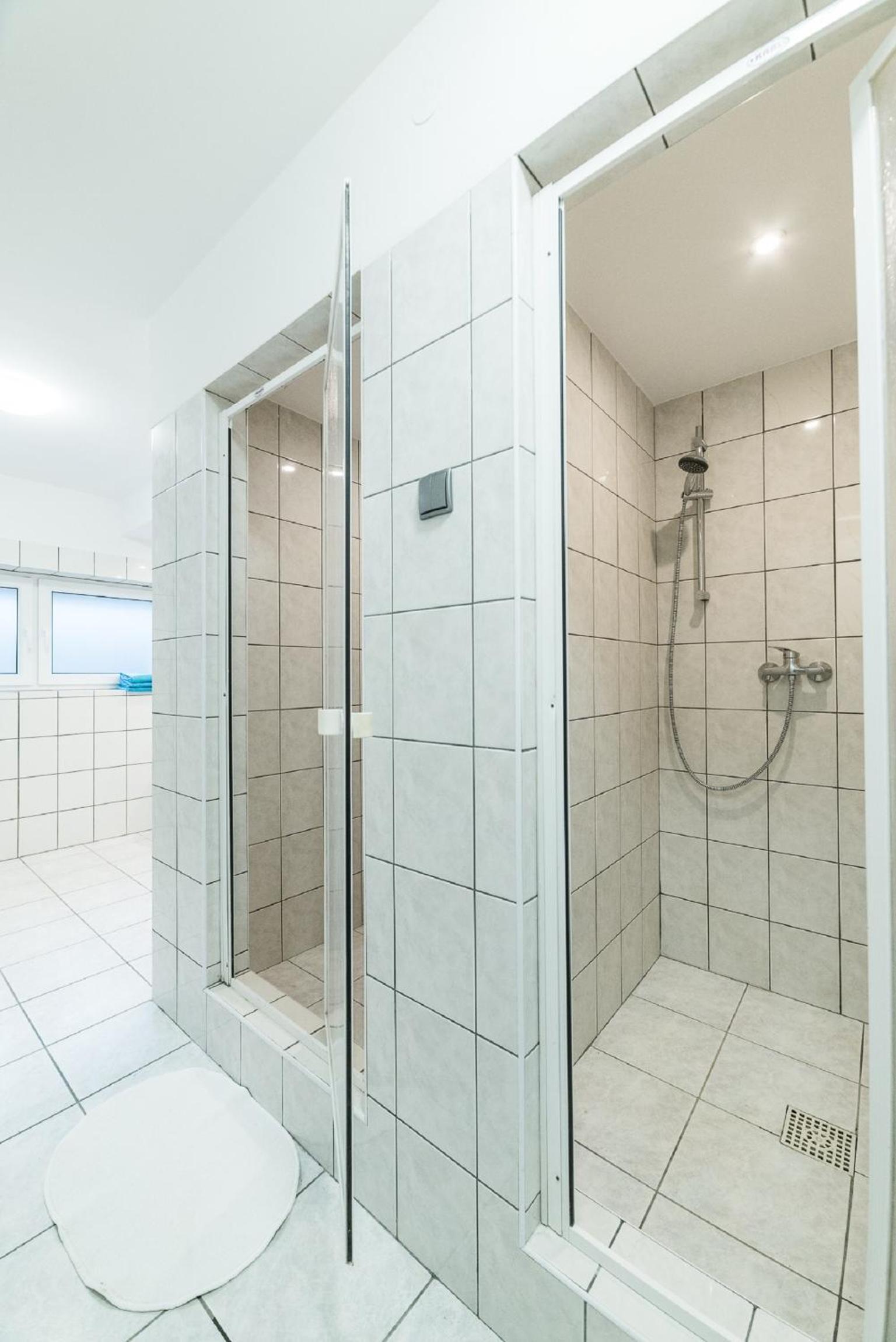 Six-Person Room with Private Bathroom - Photo 3