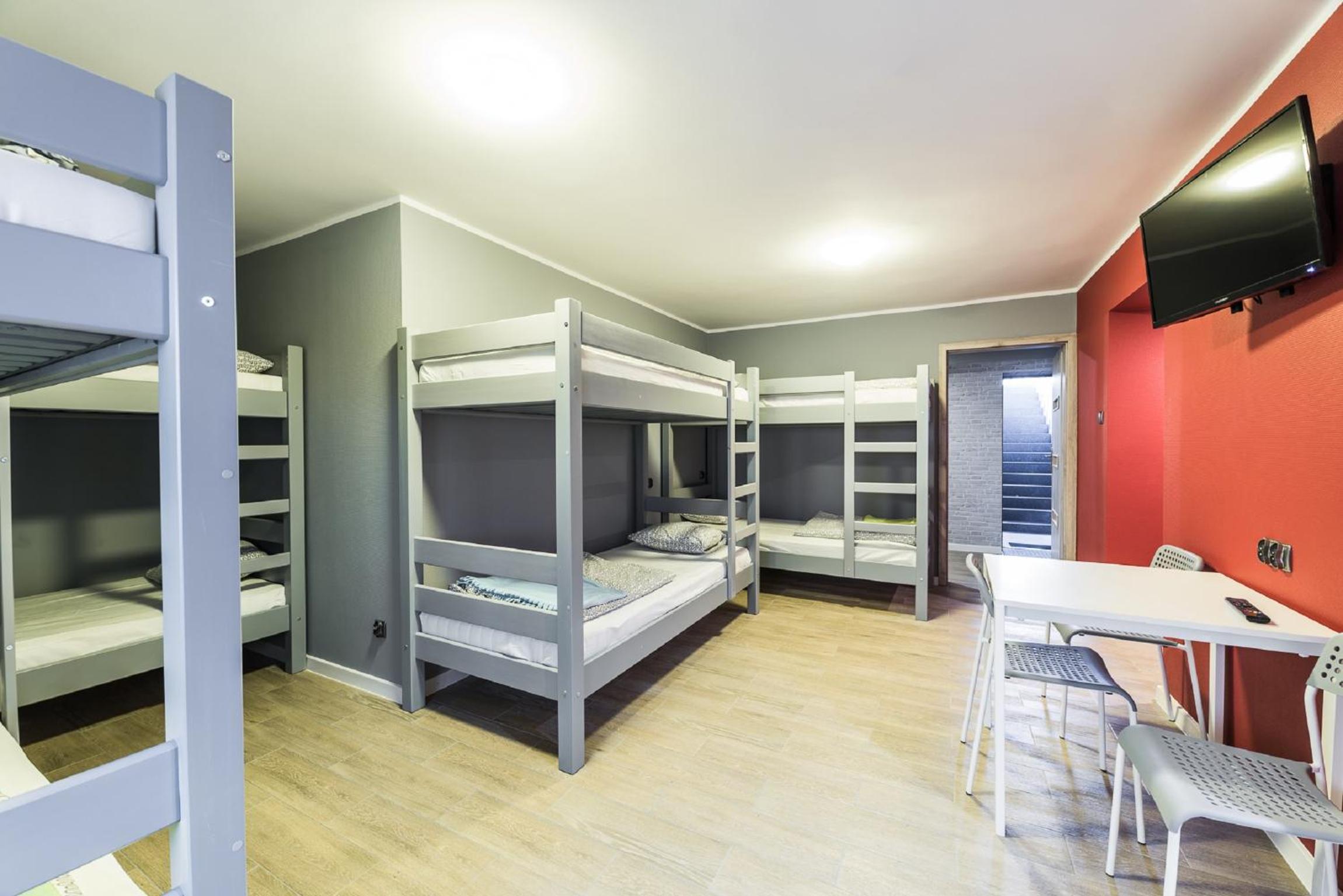 Eight-Person Room with Private Bathroom  - Photo 10