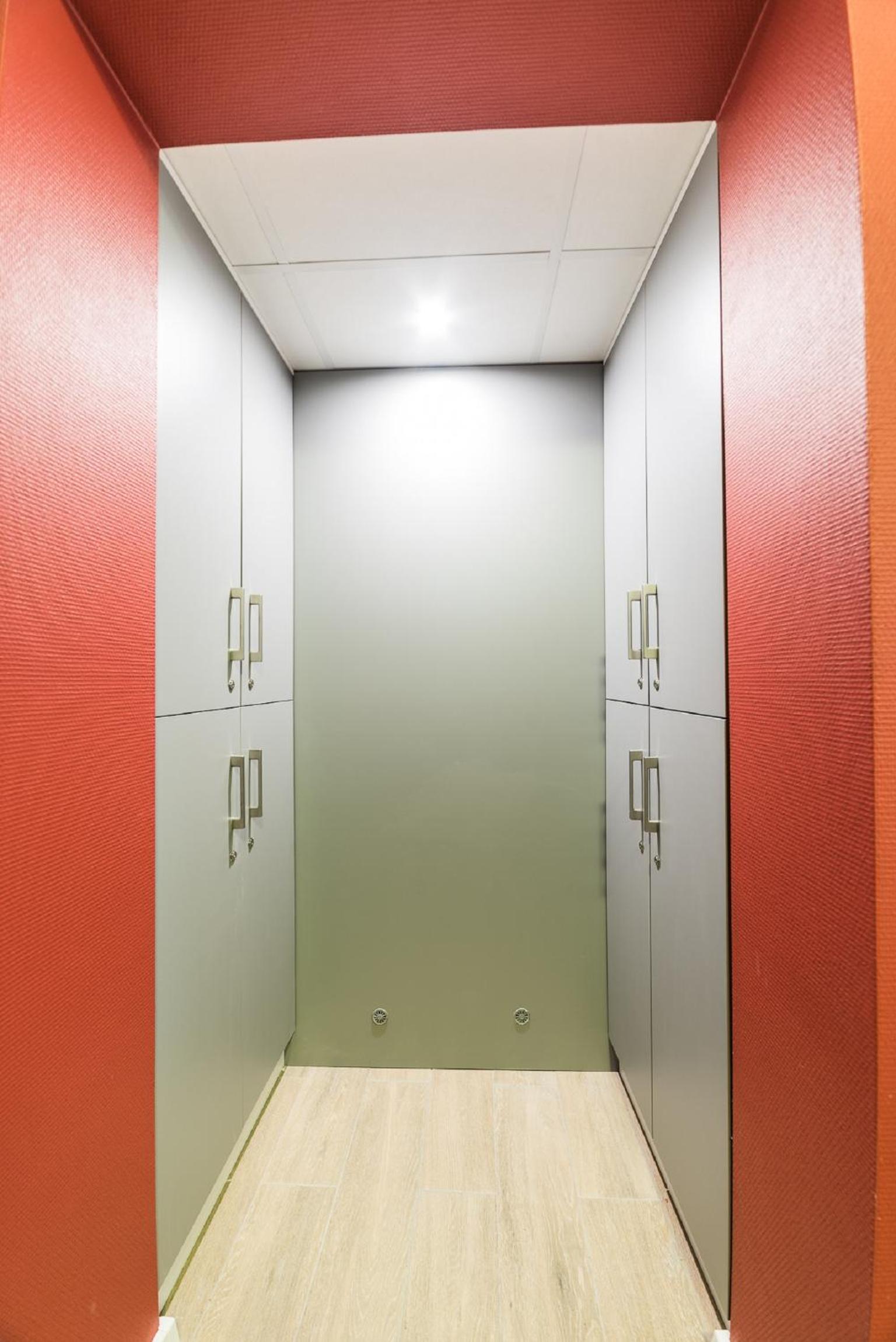Eight-Person Room with Private Bathroom  - Photo 4