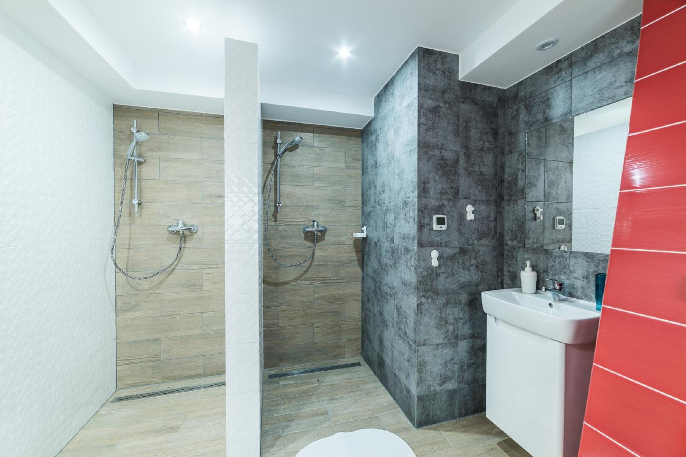 Eight-Person Room with Private Bathroom  - Photo 9