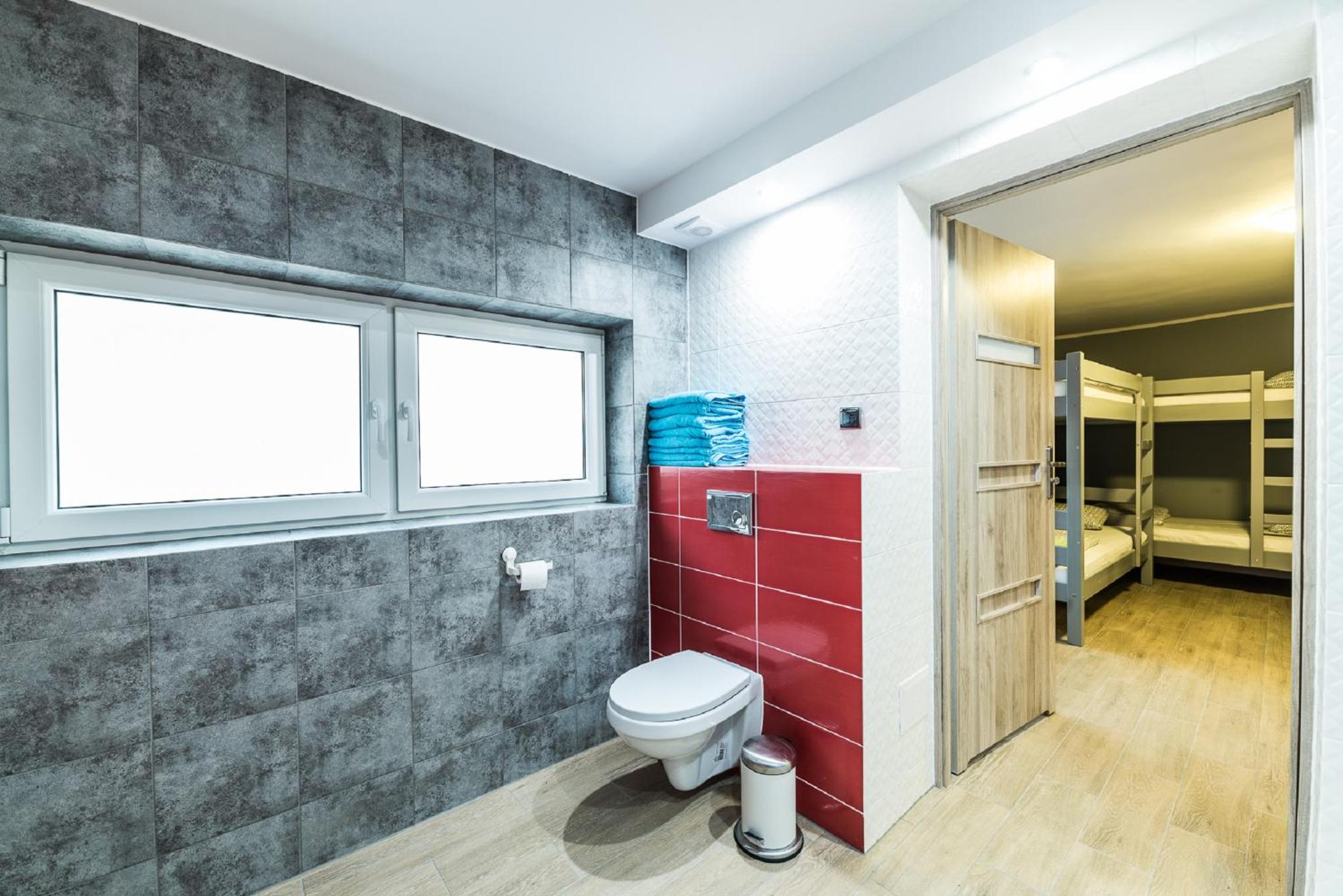 Eight-Person Room with Private Bathroom  - Photo 5