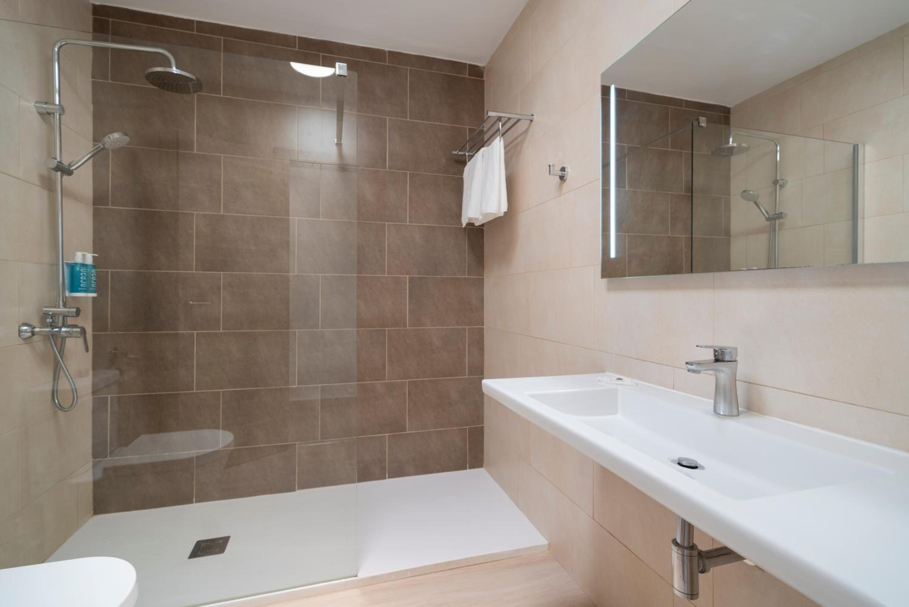 Superior One-Bedroom Apartment - Photo 8