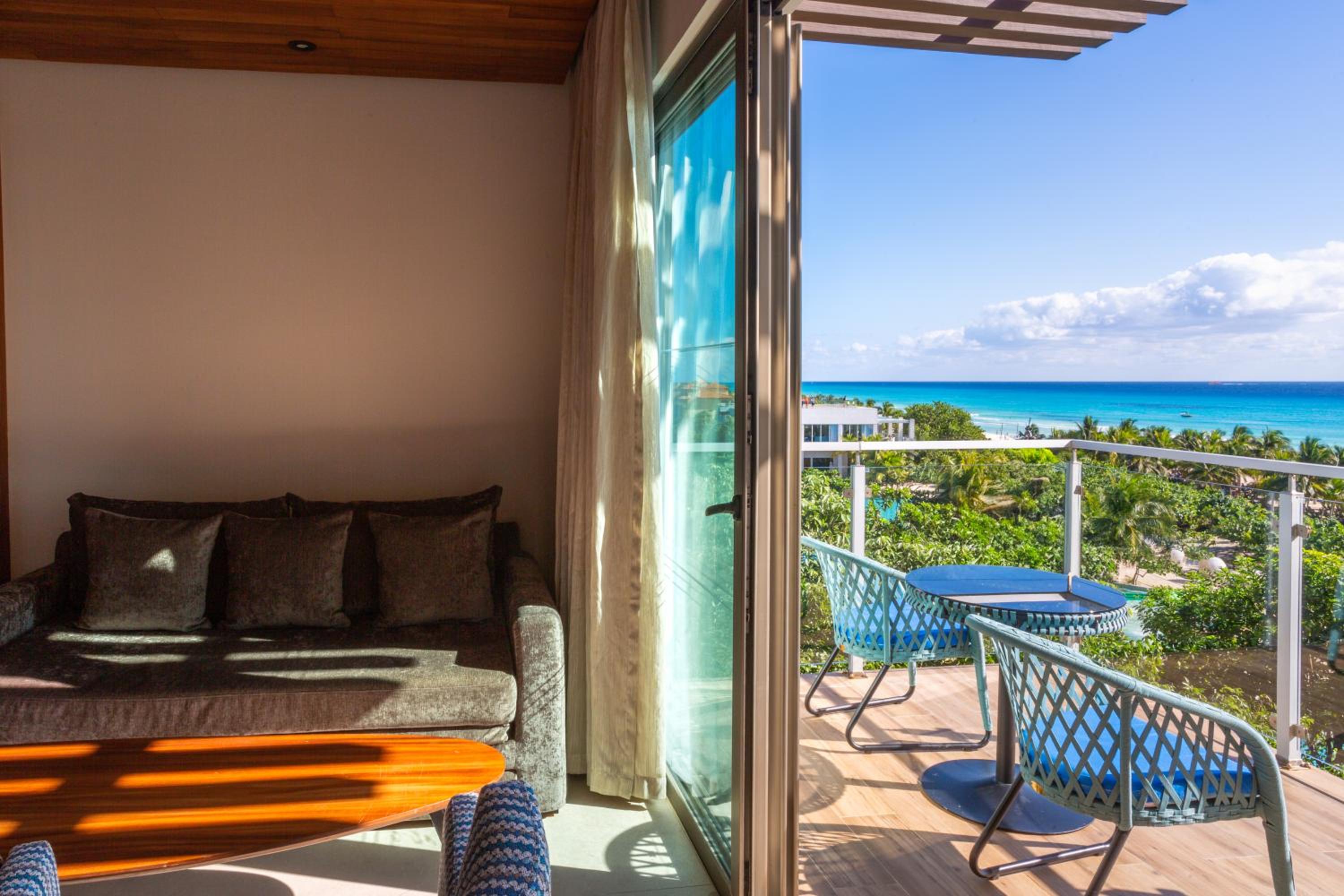 Platinum King Master Suite Ocean Front ( 2 adults + 2 children )
