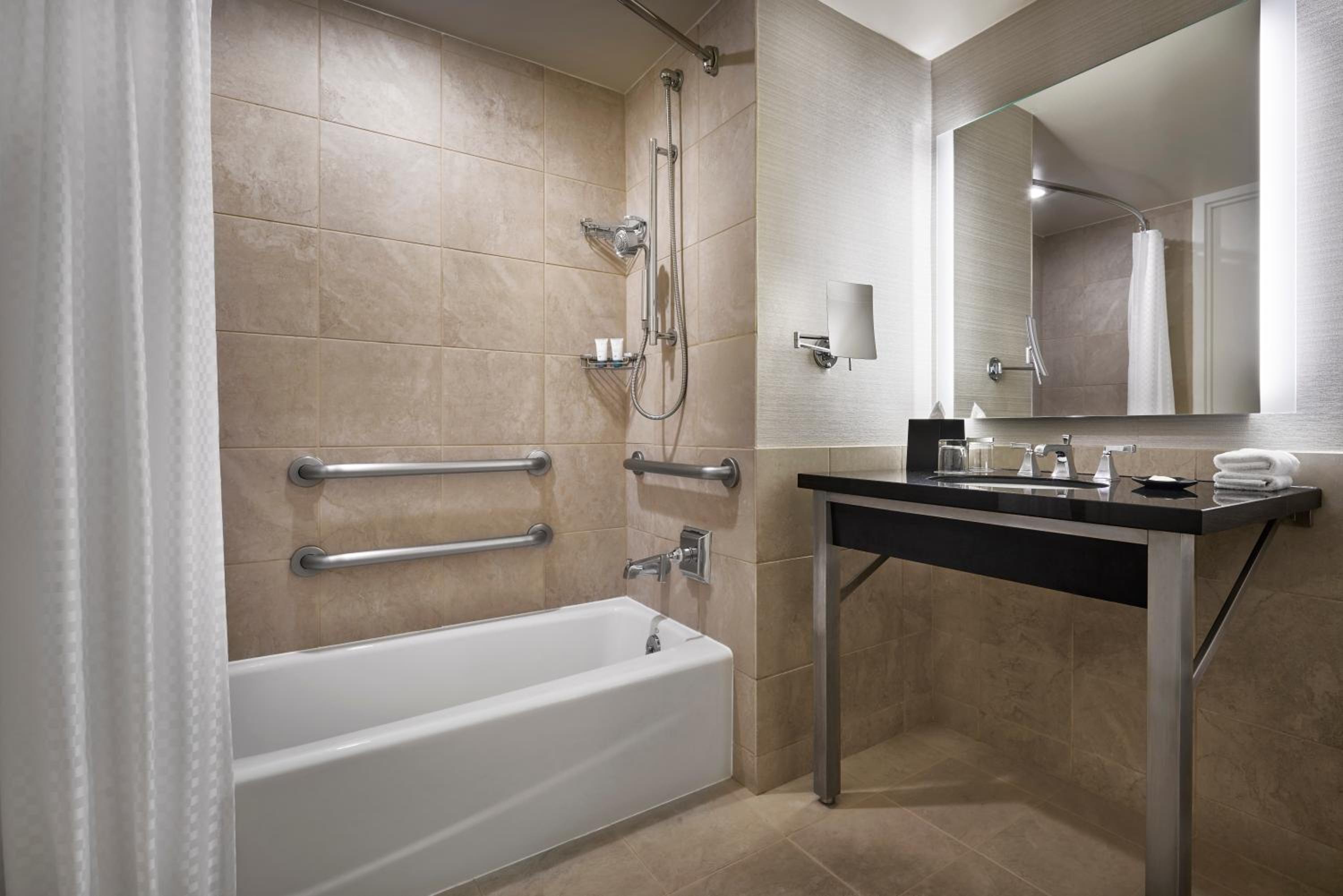 Traditional King Room - Hearing Accessible - Photo 2