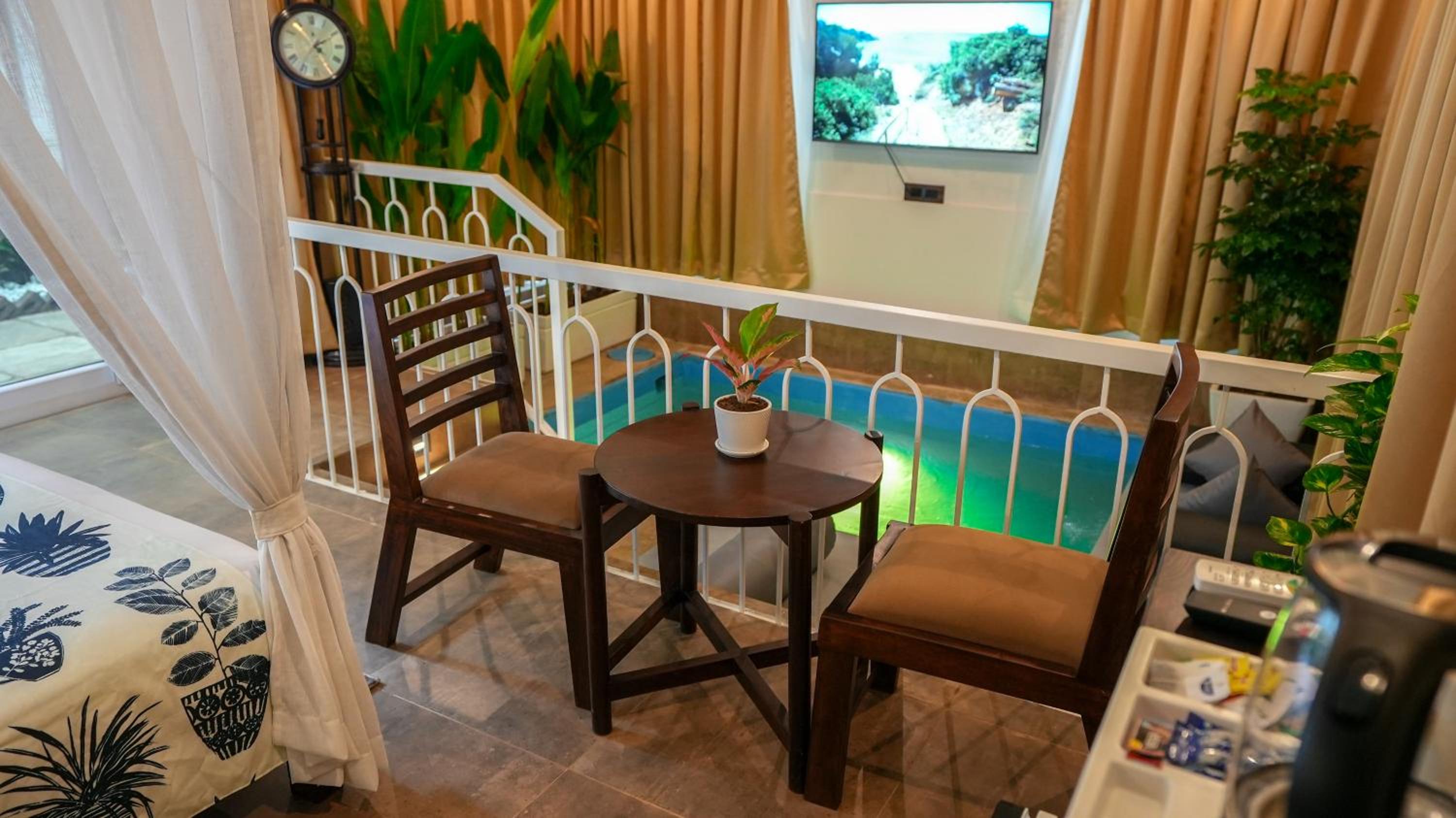 Suite with Private Pool - Photo 7