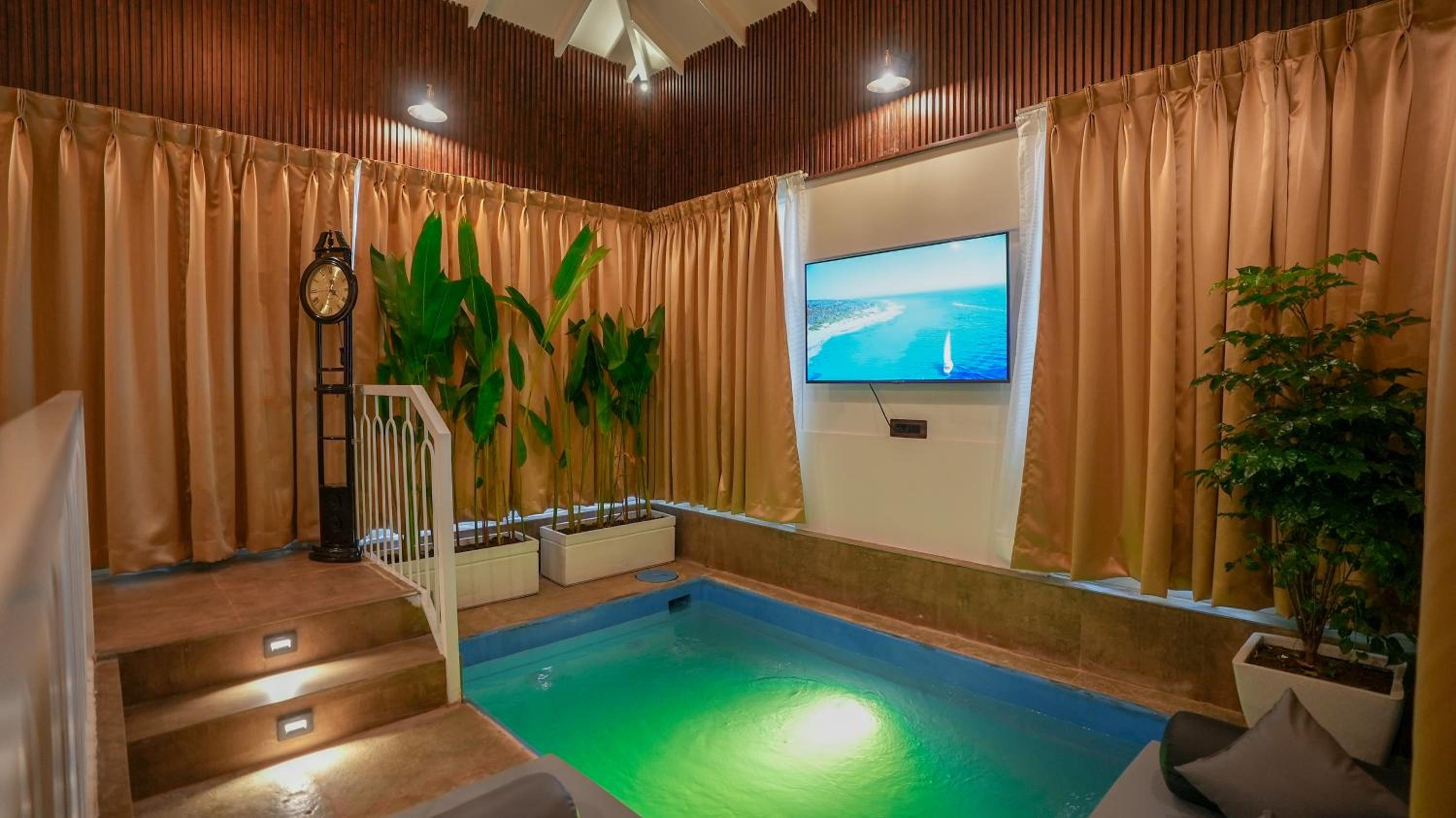 Suite with Private Pool - Photo 5