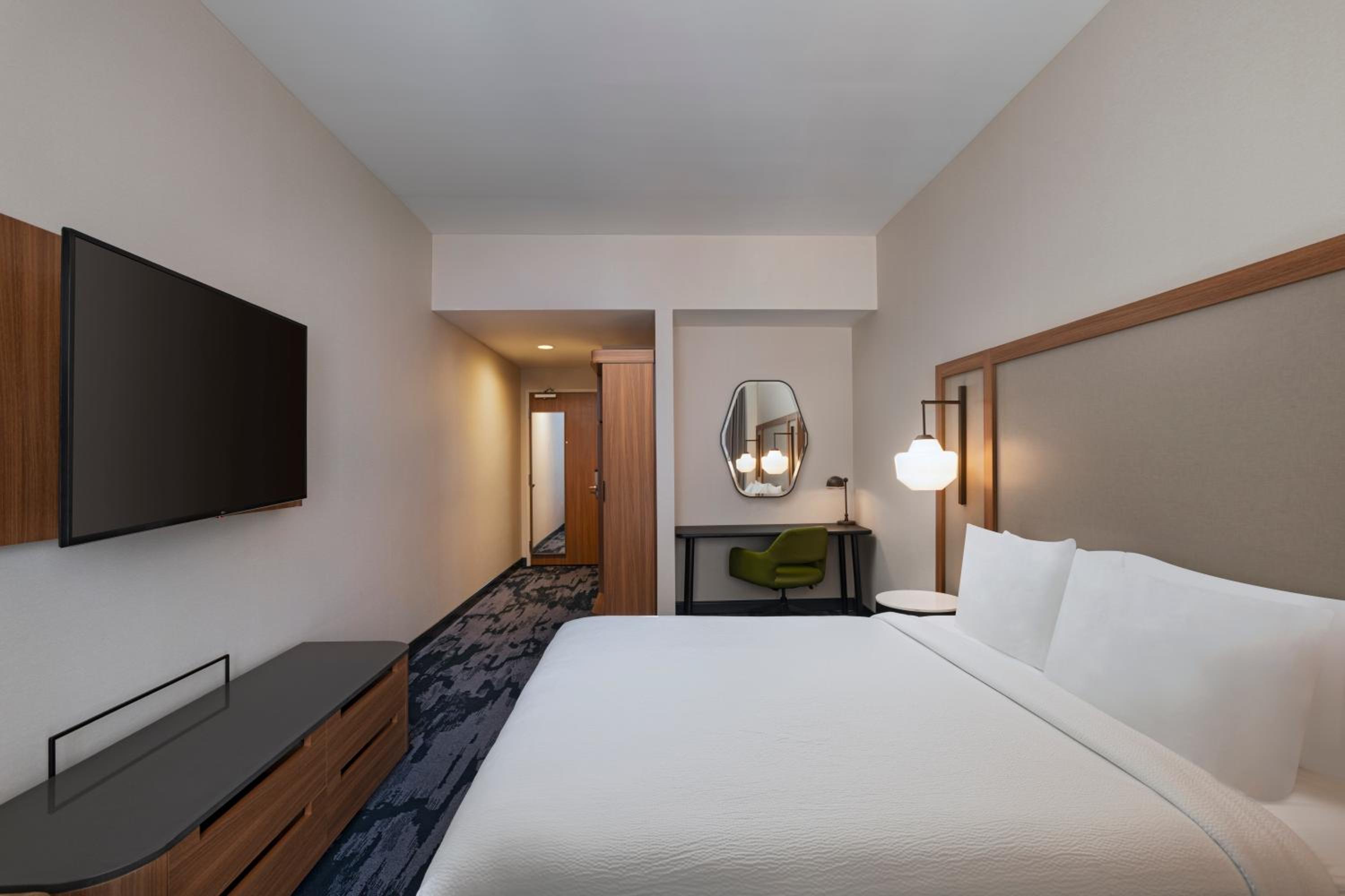 Standard King Room with Adapted Tub - Mobility and Hearing Accessible