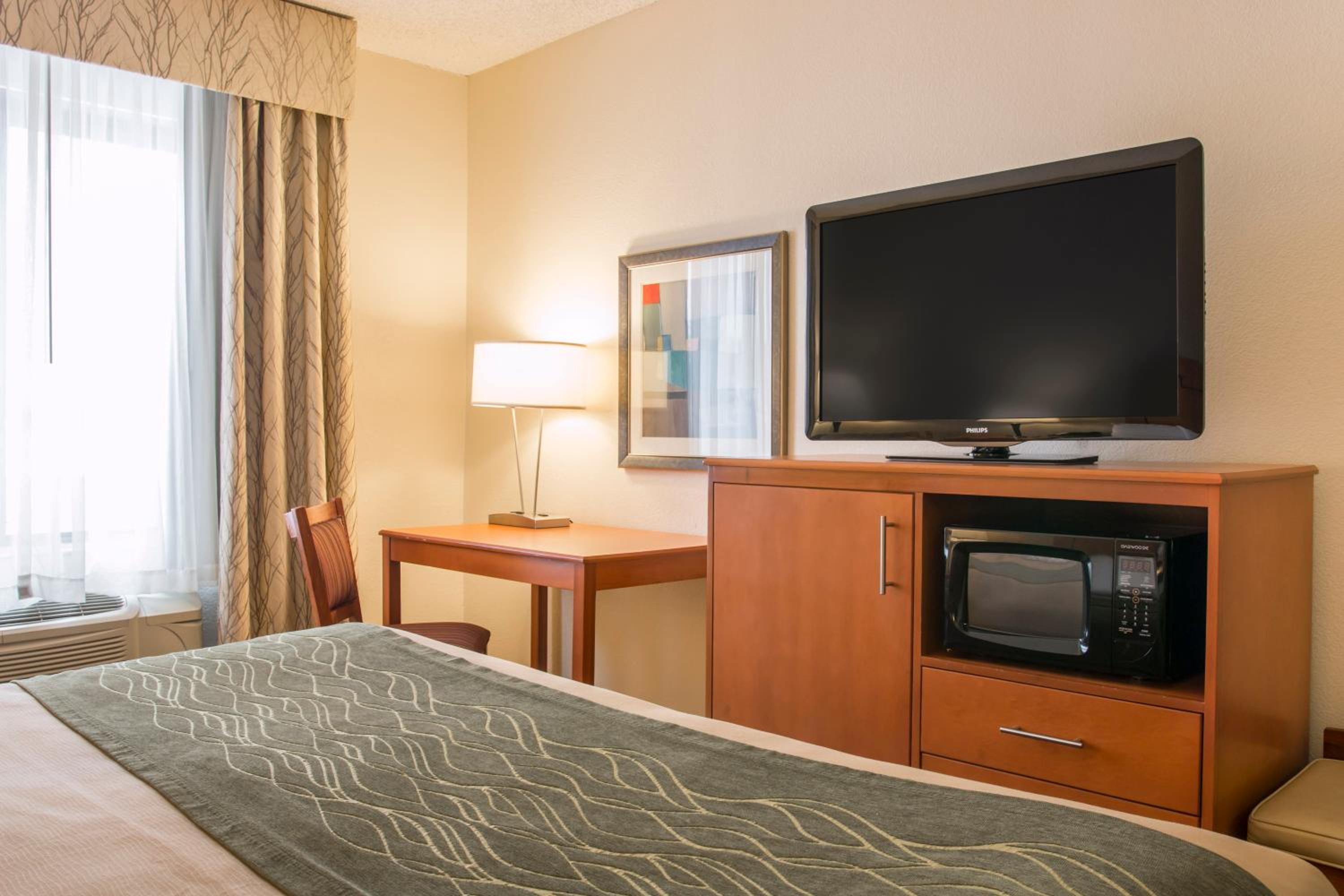 Deluxe King Room with Sofa Bed - Non-Smoking - Photo 3